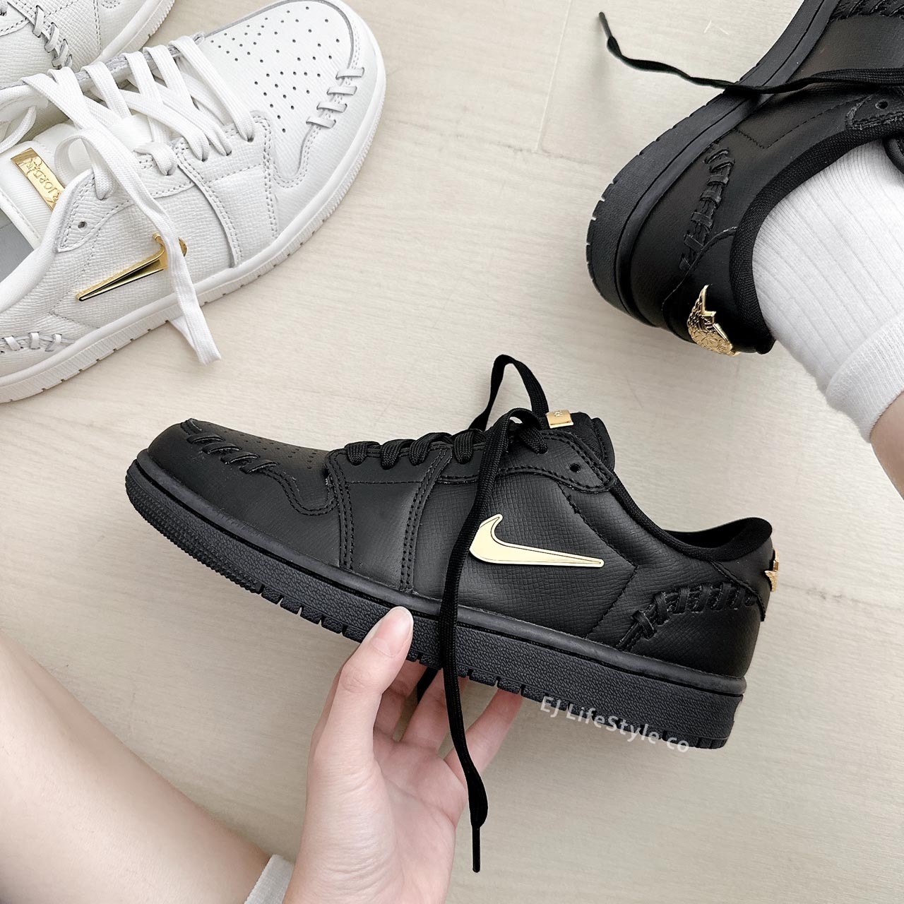 NIKE AIR JORDAN 1 AJ1 黑金 全黑  小金勾 金屬 金色 外縫線 女鞋 FN5032-007 / 現貨