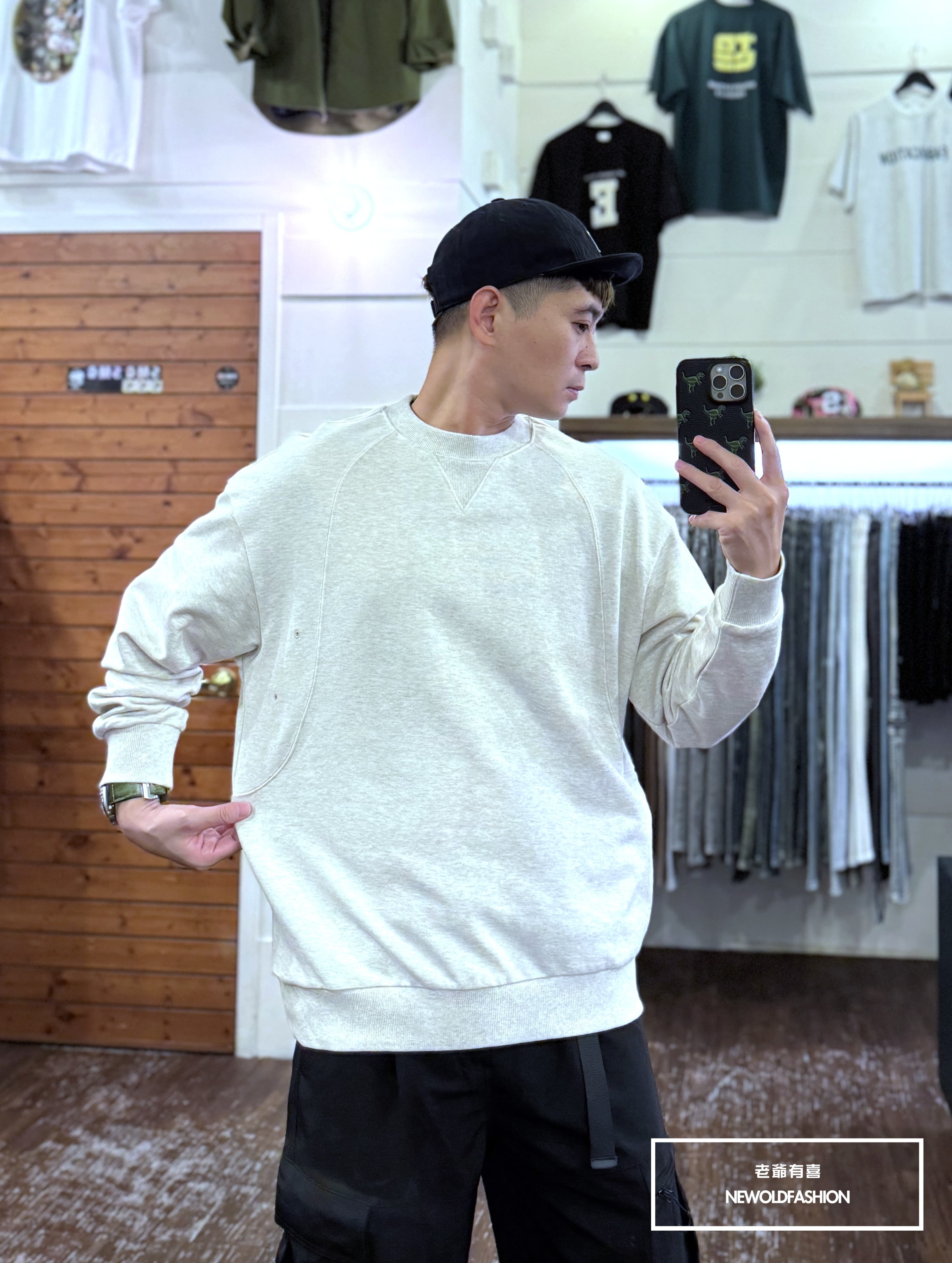 『新品上市』重磅三角領車線大學T-淺灰(NOF2409605)