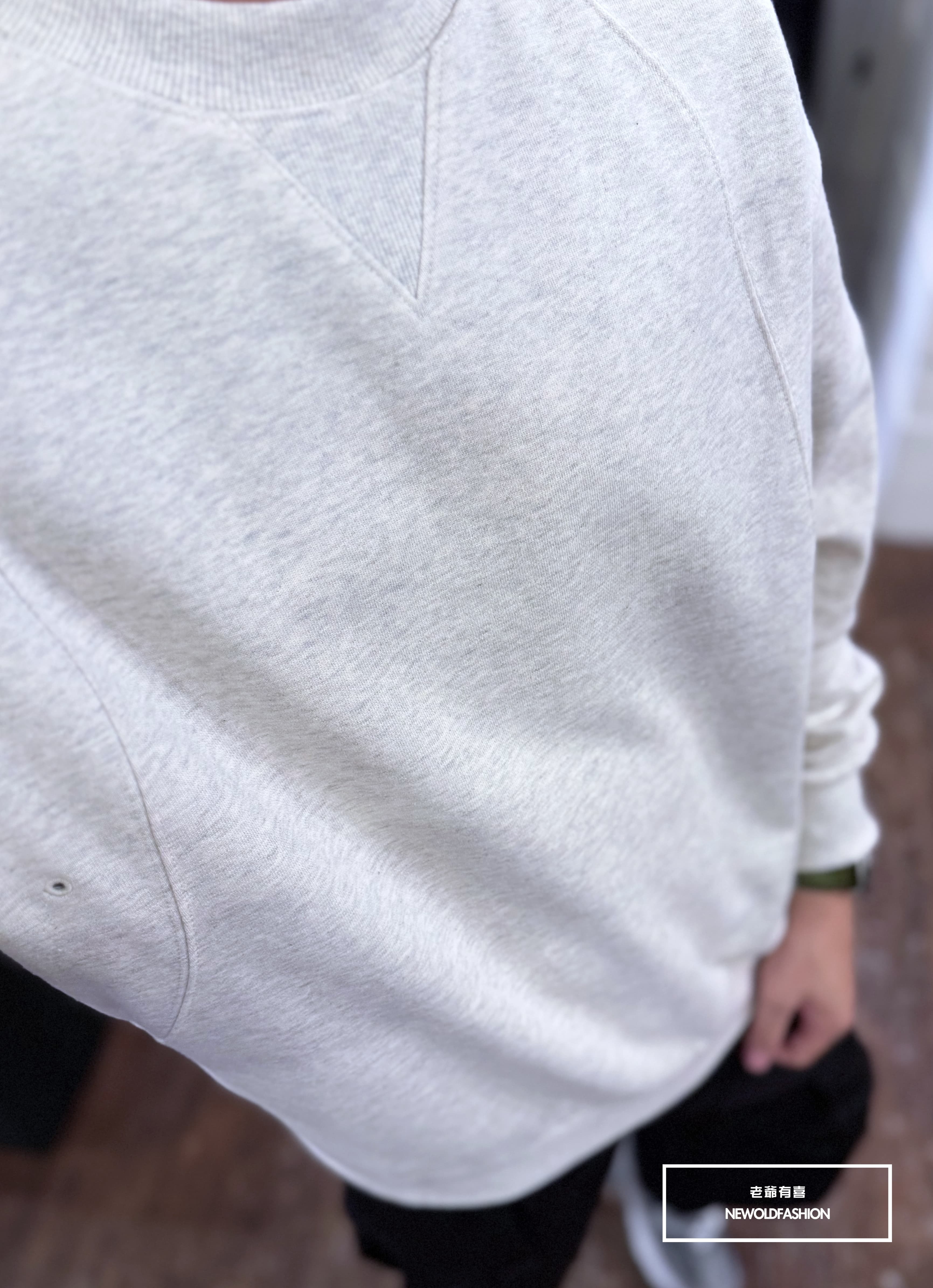 『新品上市』重磅三角領車線大學T-淺灰(NOF2409605)