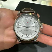 [S] LUXURY WATCH TOMMY HILFIGER 1791377 HOMBRE ESSENTIAL SILVER DIAL BROWN LEATHER BAND STRAP WATCH, 885997223355 (SZZ486)