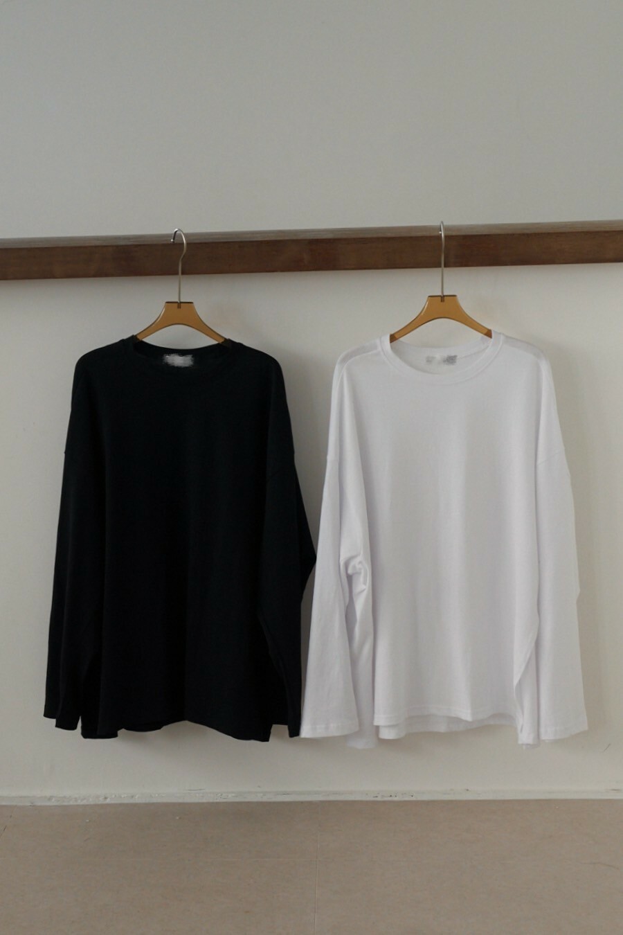 （現貨）🇰🇷#AG105 每年都要有的開衩打底衣(黑/白)