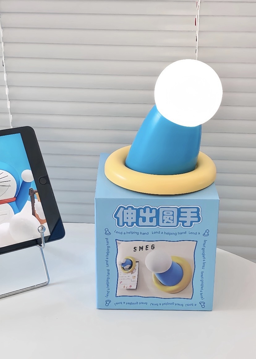 多拉a夢伸出圓手 拍拍小夜燈😇