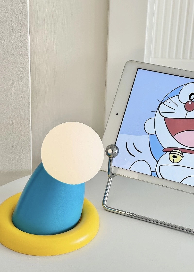 多拉a夢伸出圓手 拍拍小夜燈😇