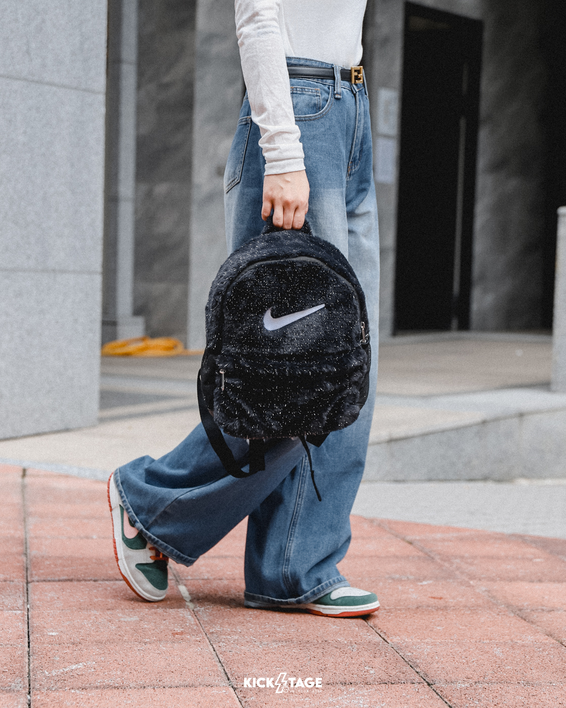 NIKE FAUX FUR BACKPACK 黑色 白色 人造皮草 金蔥 毛絨 休閒 隨身小包 後背包【FZ1330】