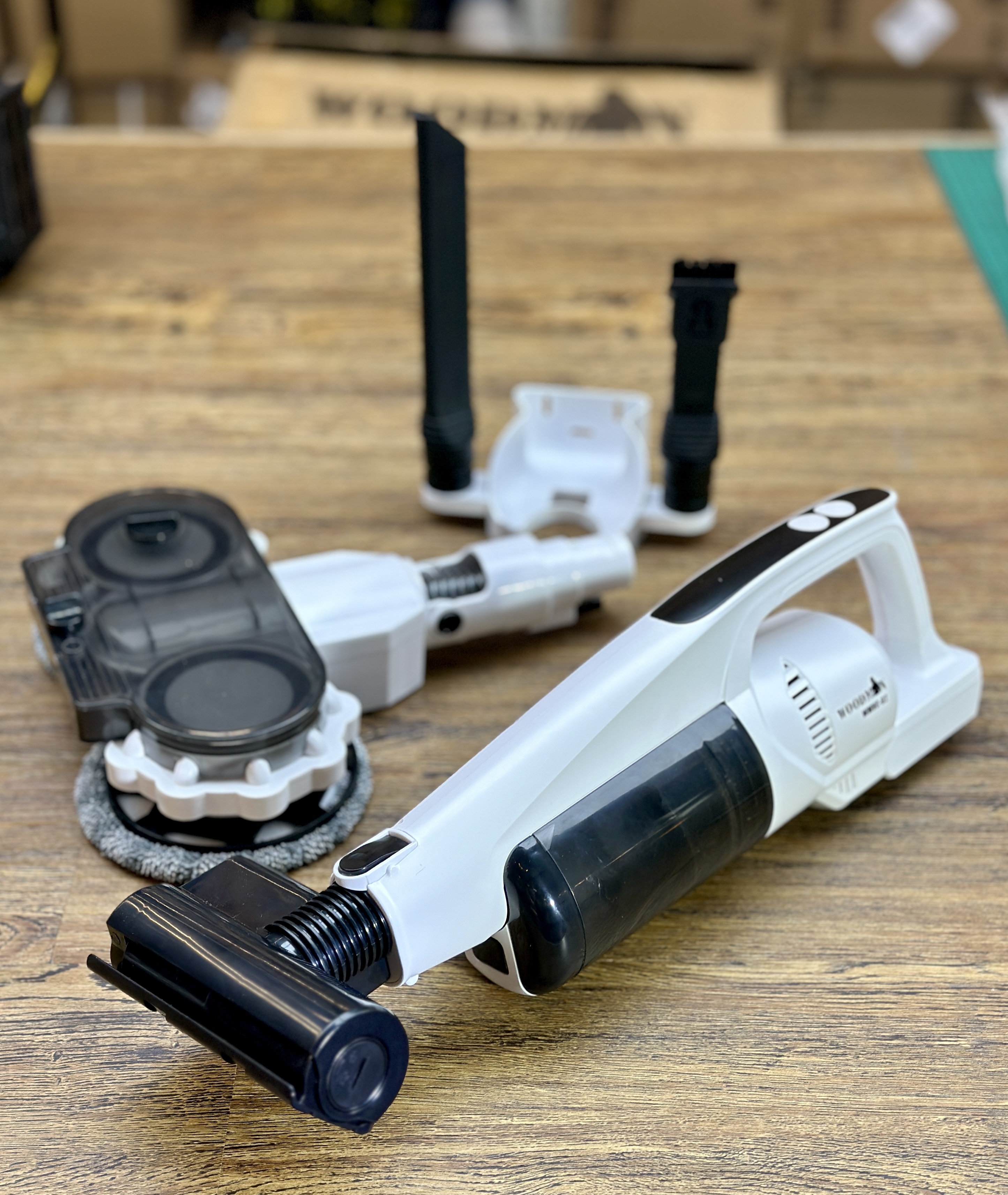 一木 WMVC02 無刷鋰電吸麈機/拖地頭連水箱/除塵蟎刷 (專業套裝組合)  WOODMAN電/紅M電池  * 吸塵機體積偏大(不適合選用"順豐智能櫃"寄貨) *