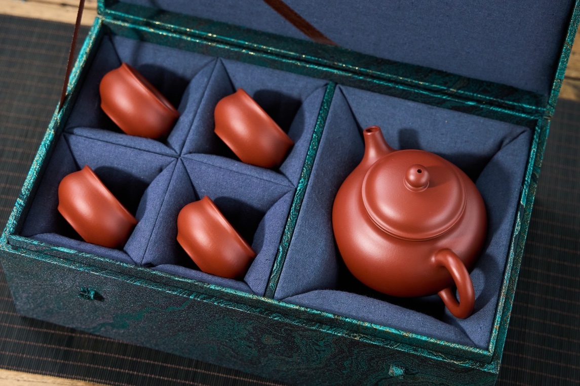 【容天套裝】-- 一款承載著中國茶文化精髓的紫砂茶壺。