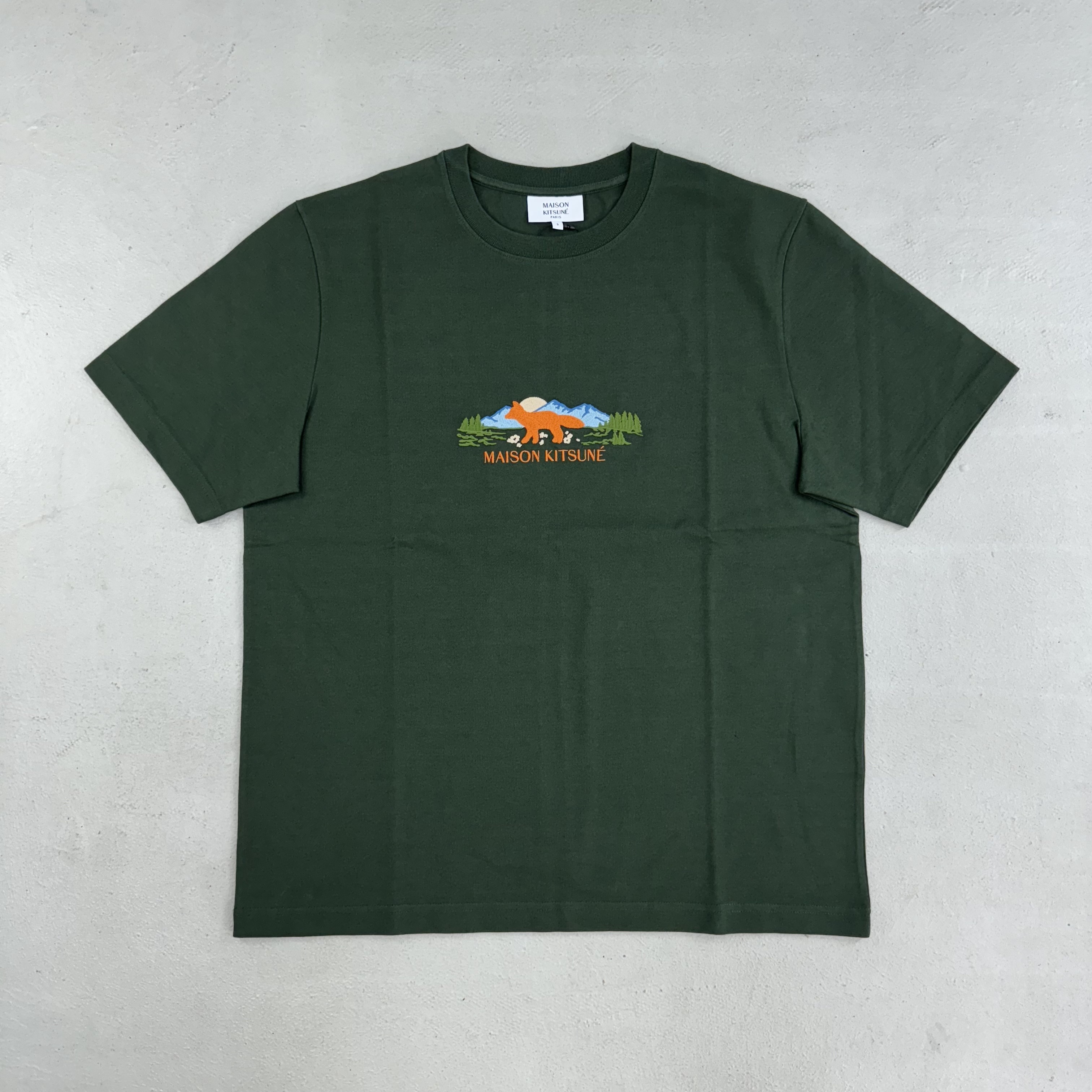 Maison Kitsune 狐狸國家公園刺繡短袖 黑/綠【NM00112KJ0118】