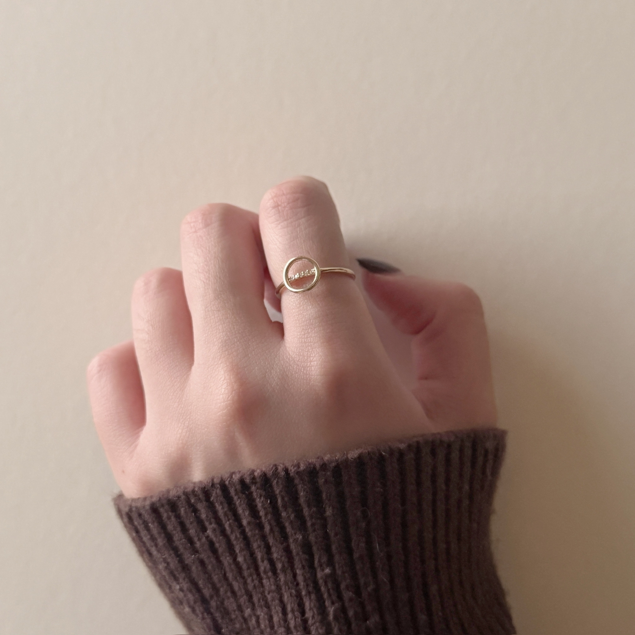 Curved round zircon ring