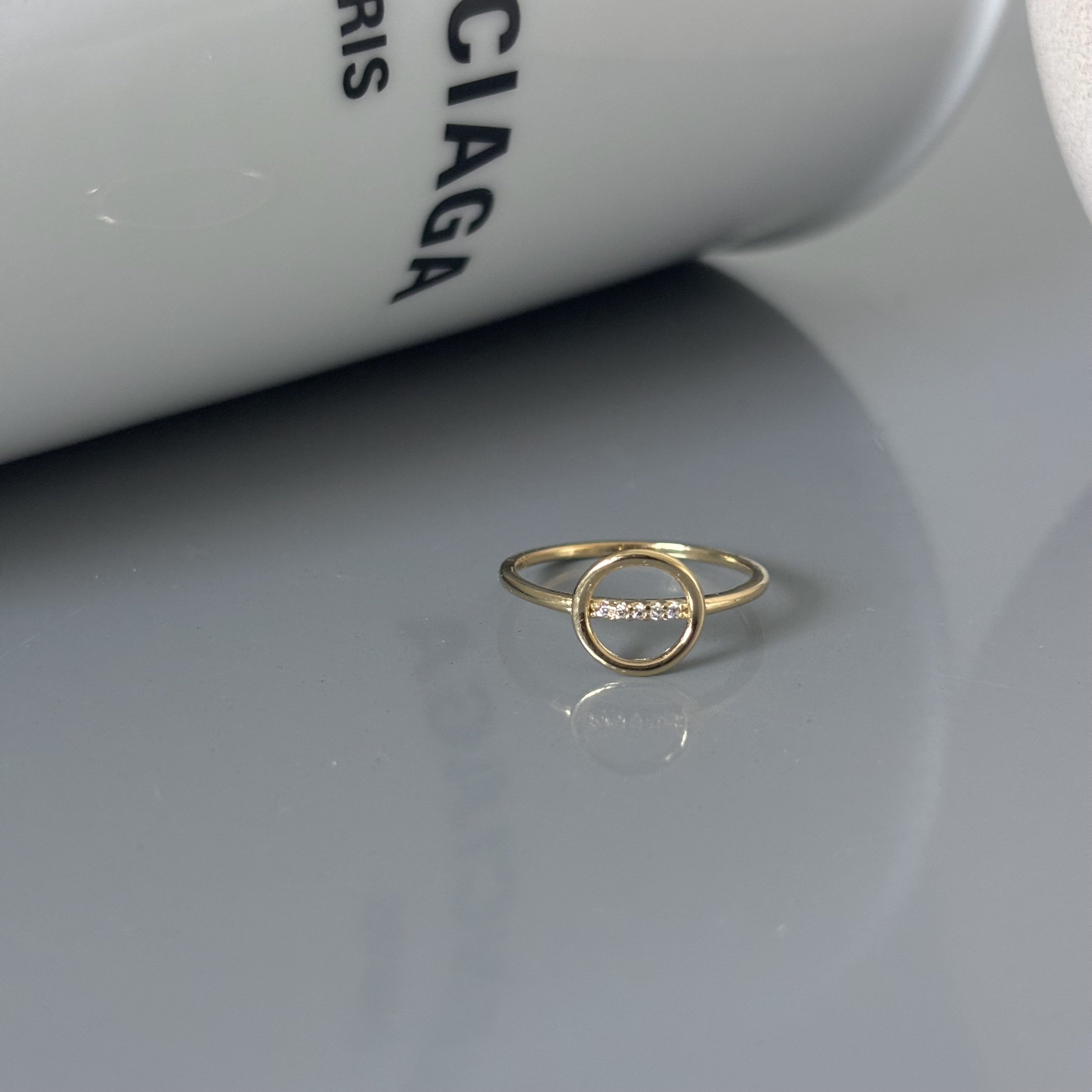 Curved round zircon ring