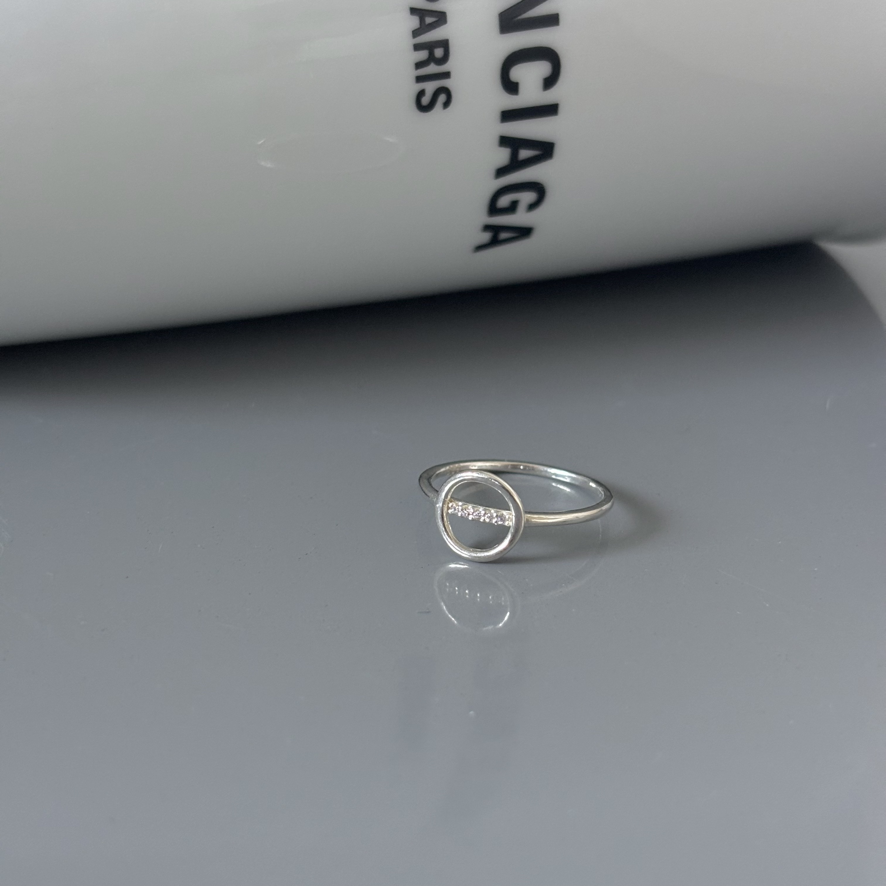 Curved round zircon ring