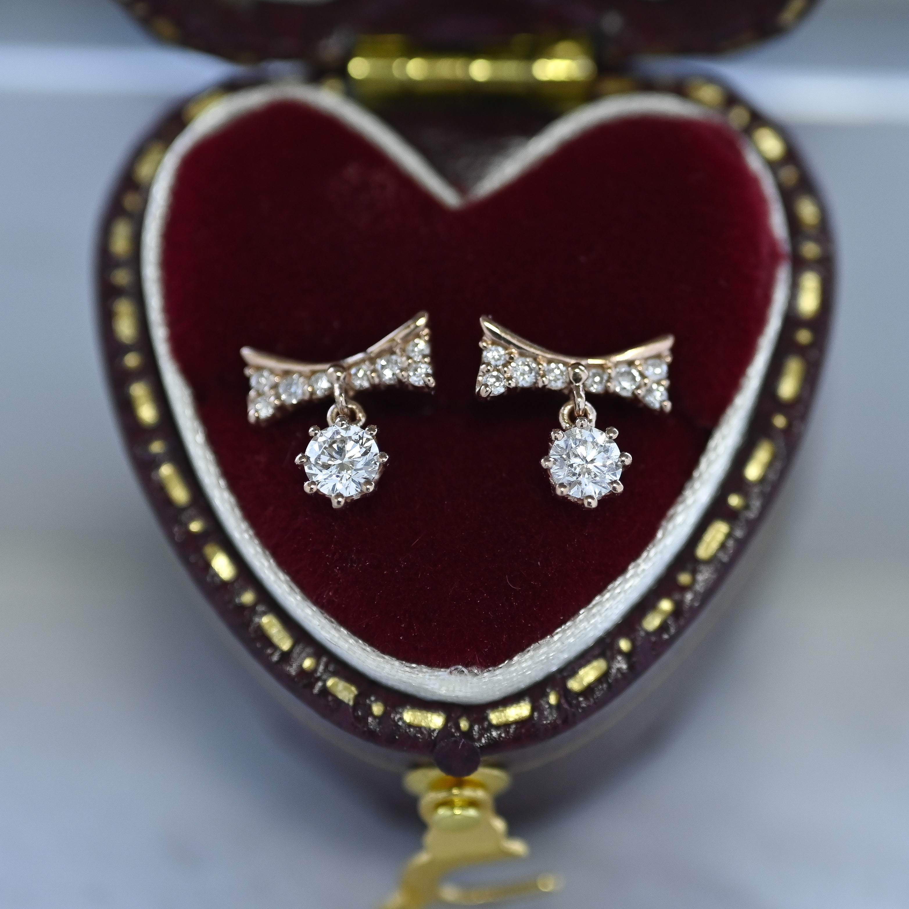 18K Ribbon Diamond Earring