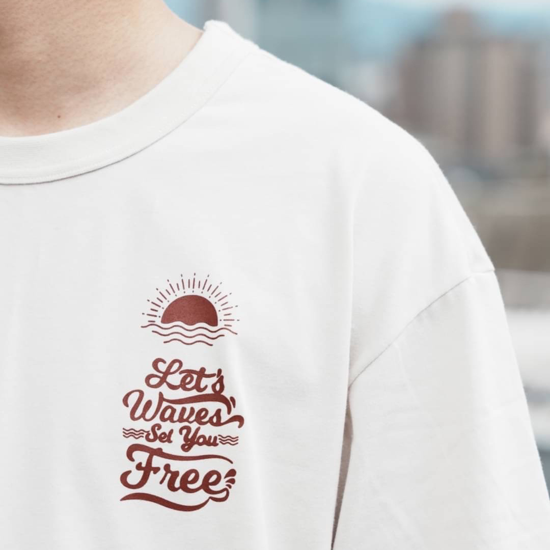 男模穿著#24123 夏日海灘風格印花短T米卡其特寫照