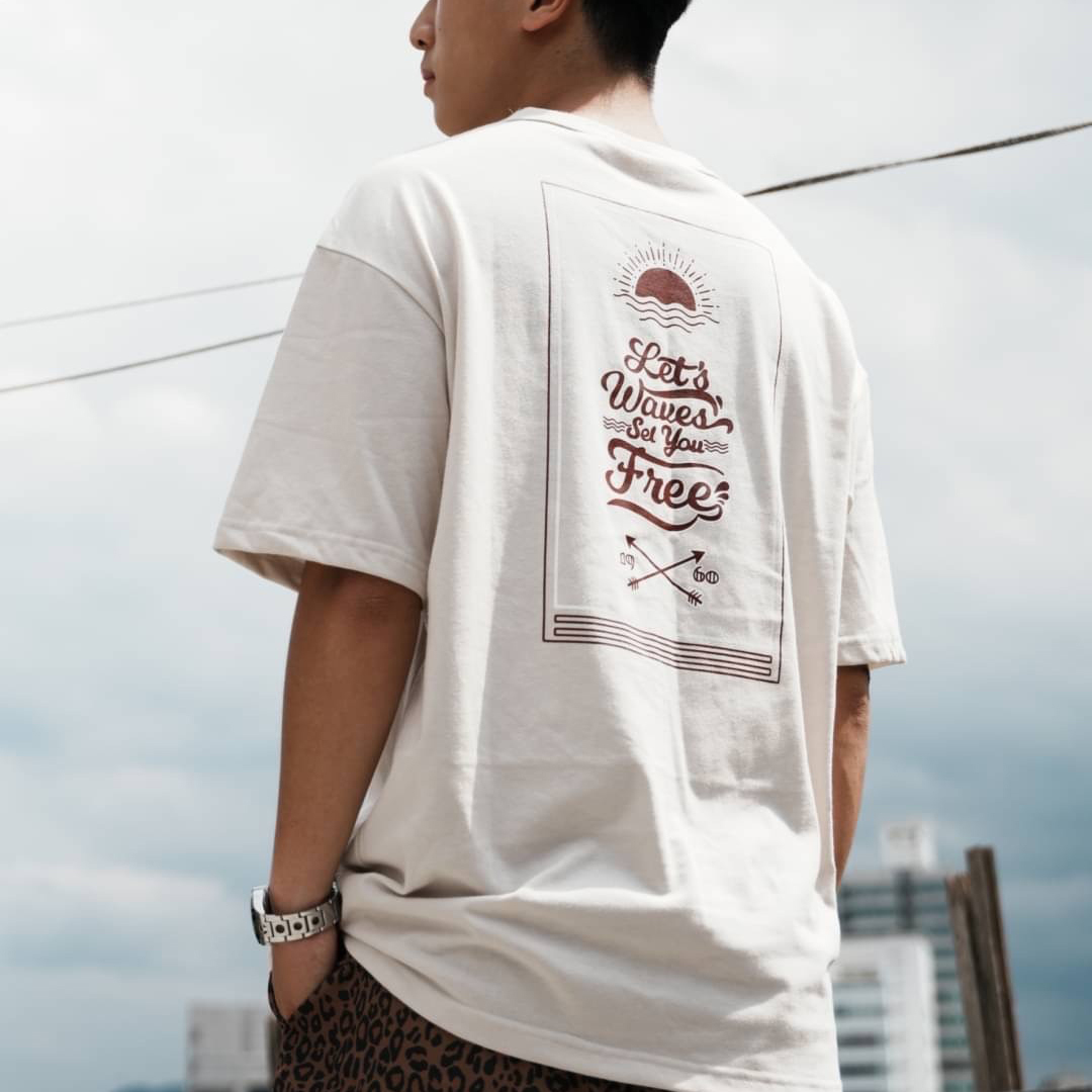 男模穿著#24123 夏日海灘風格印花短T米卡其背面照