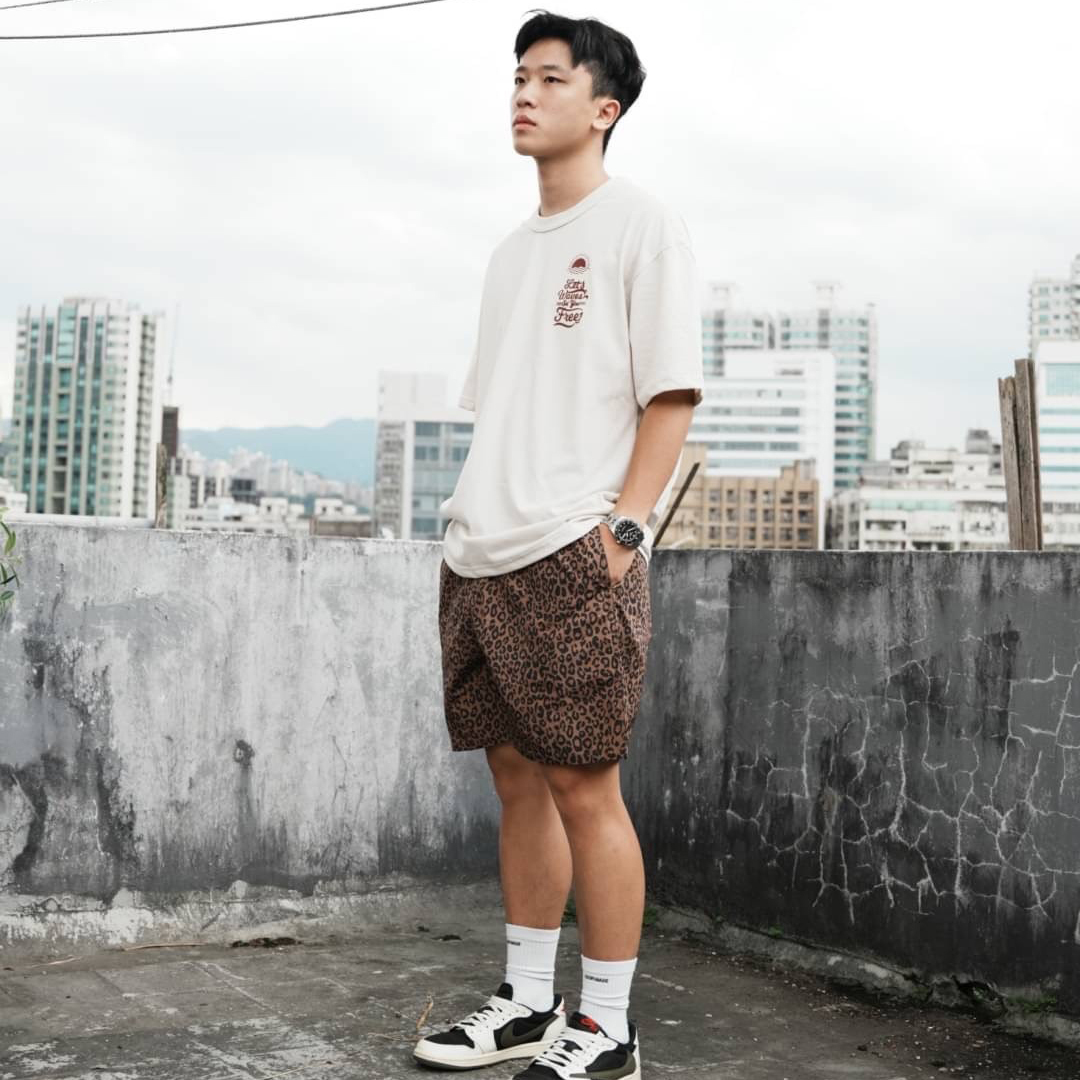 男模穿著#24123 夏日海灘風格印花短T米卡其全身照