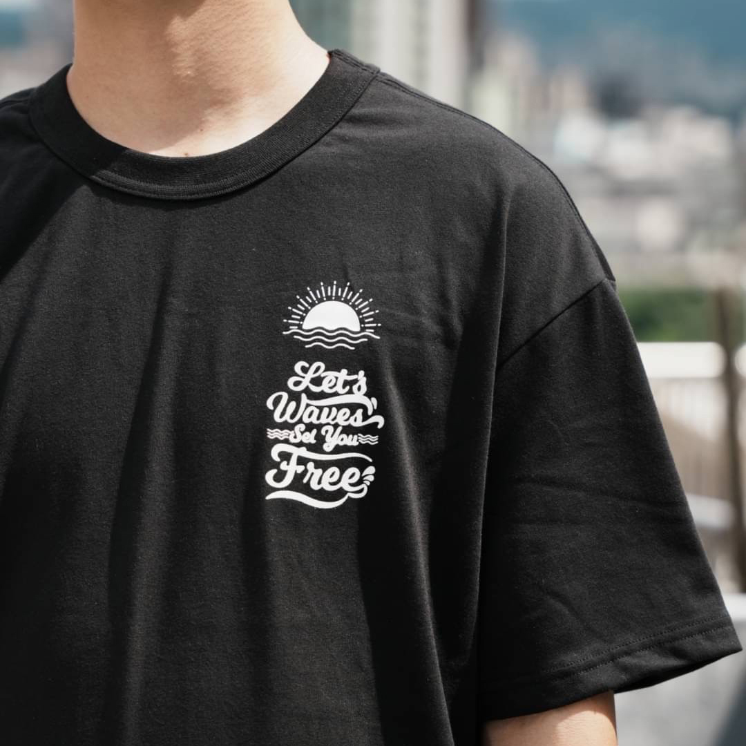 男模穿著#24123 夏日海灘風格印花短T黑色正面特寫照