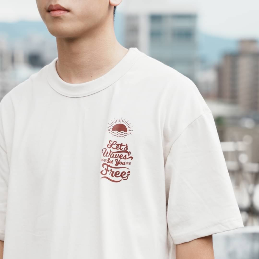 男模穿著#24123 夏日海灘風格印花短T米卡其正面照