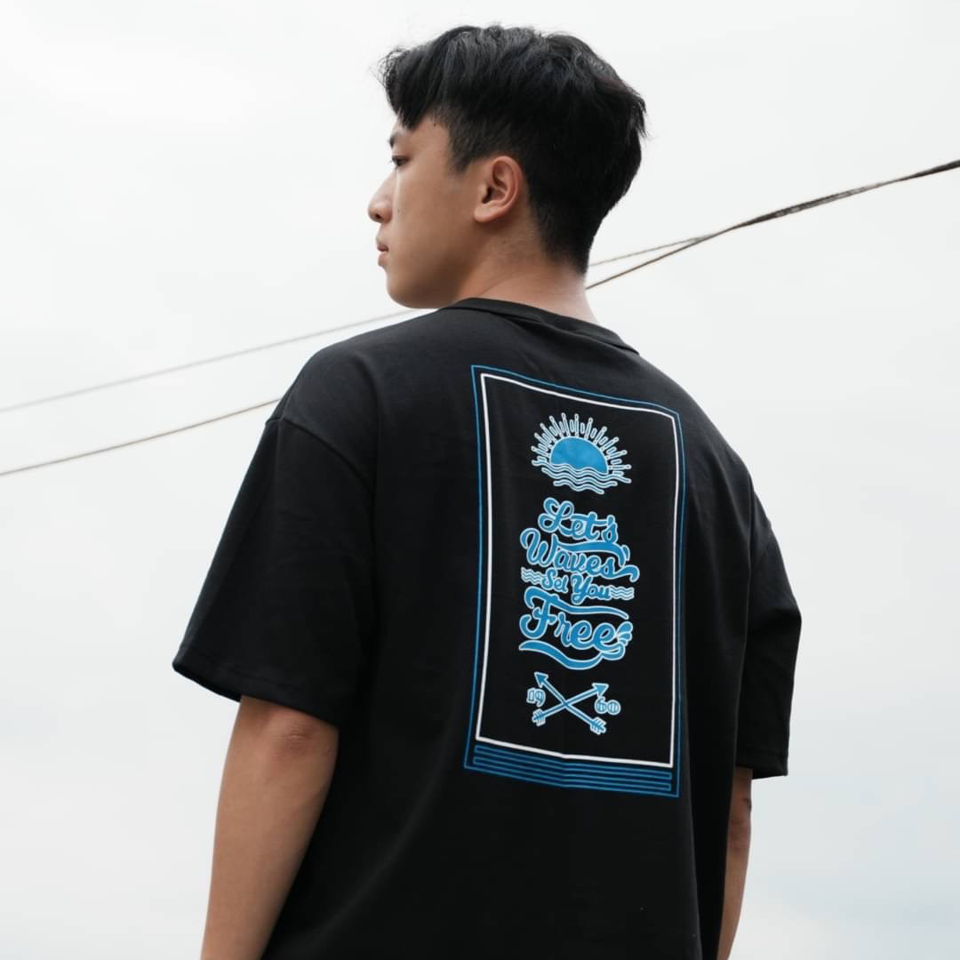 男模穿著#24123 夏日海灘風格印花短T黑色背面照