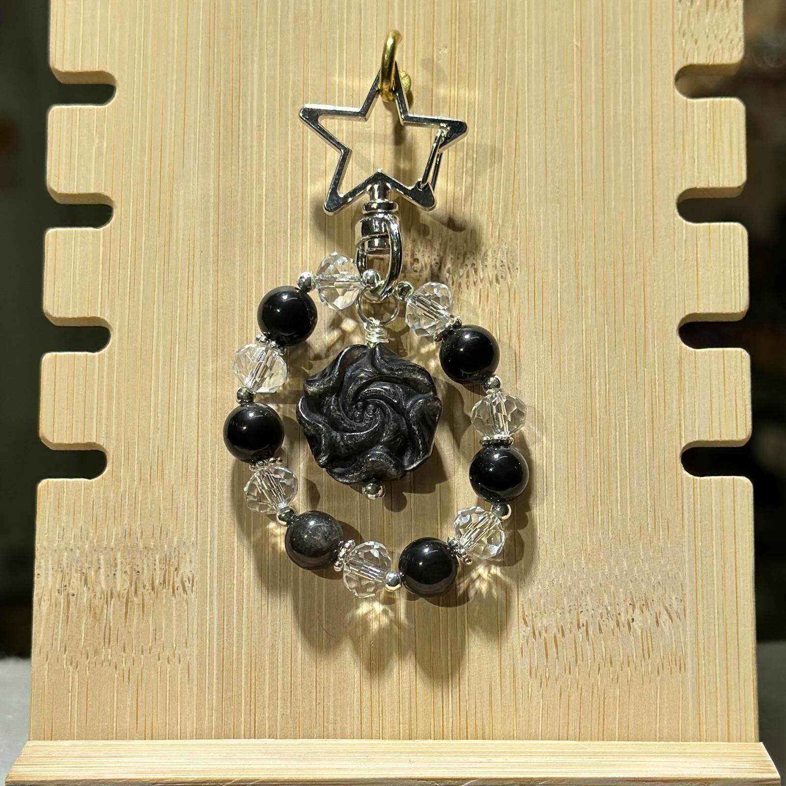 銀曜石玫瑰、白水晶 配 銀色星星扣掛飾