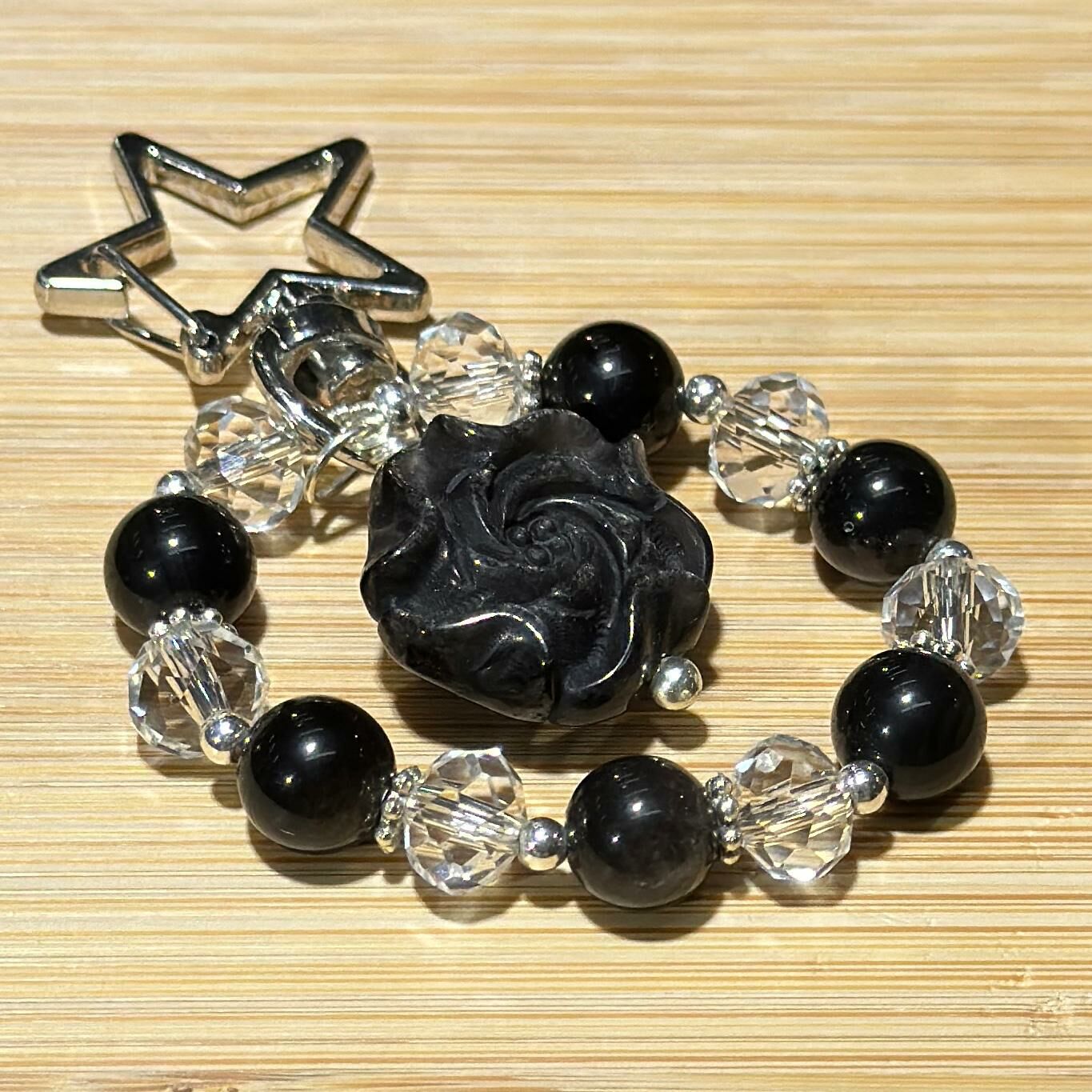 銀曜石玫瑰、白水晶 配 銀色星星扣掛飾