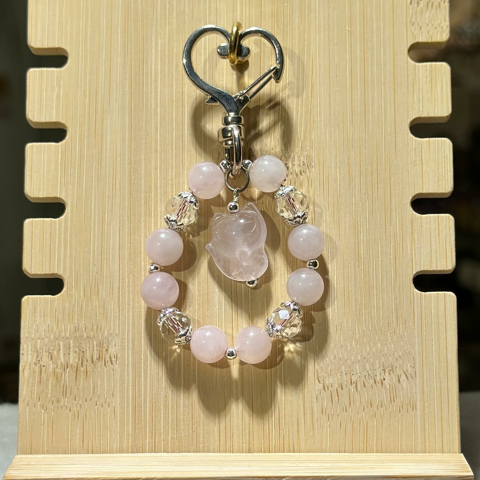粉水晶狐狸、白水晶  配 銀色心心扣掛飾