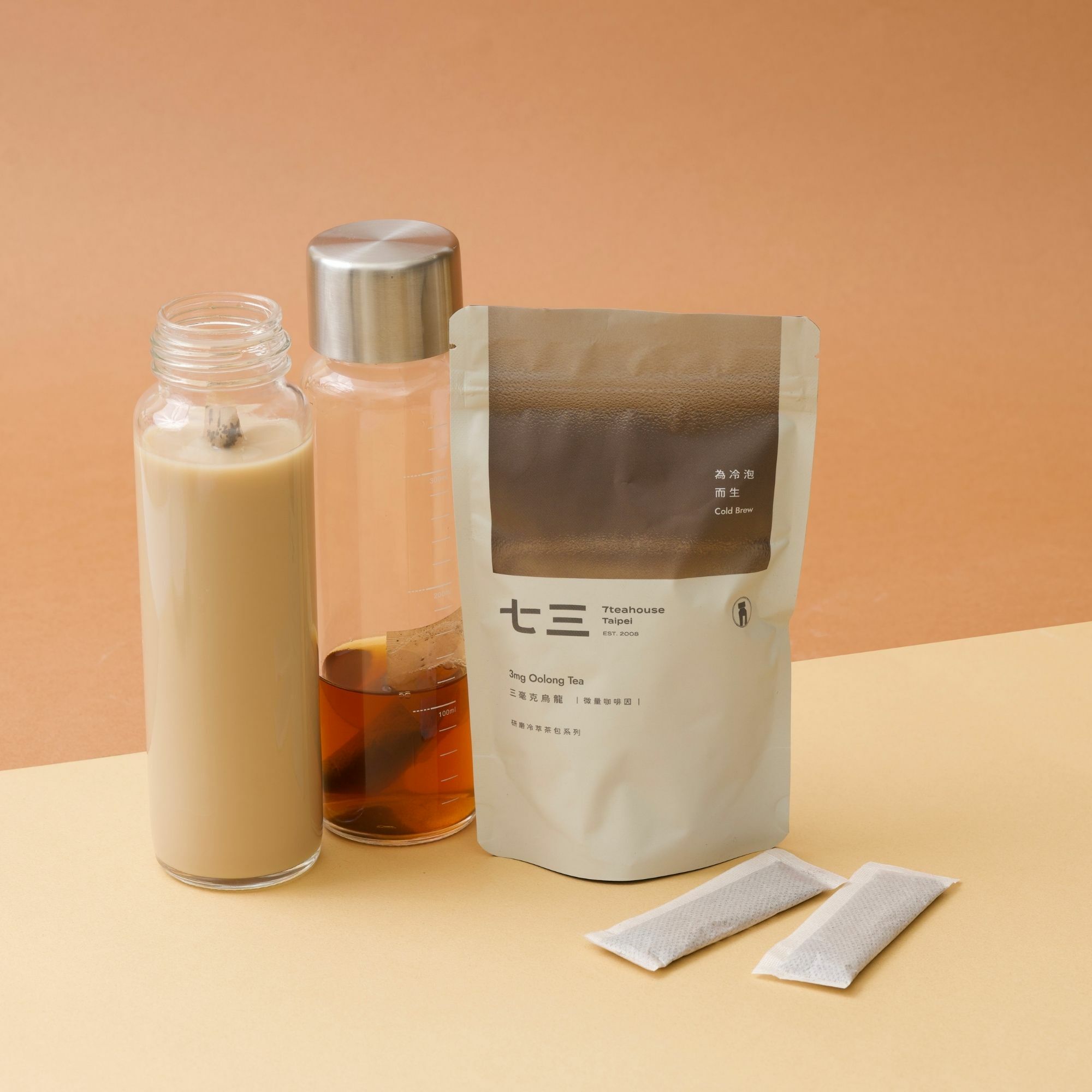 畫面裡,三毫克烏龍研磨冷萃茶包,使用冷泡玻璃瓶製作鮮奶茶的情境圖。