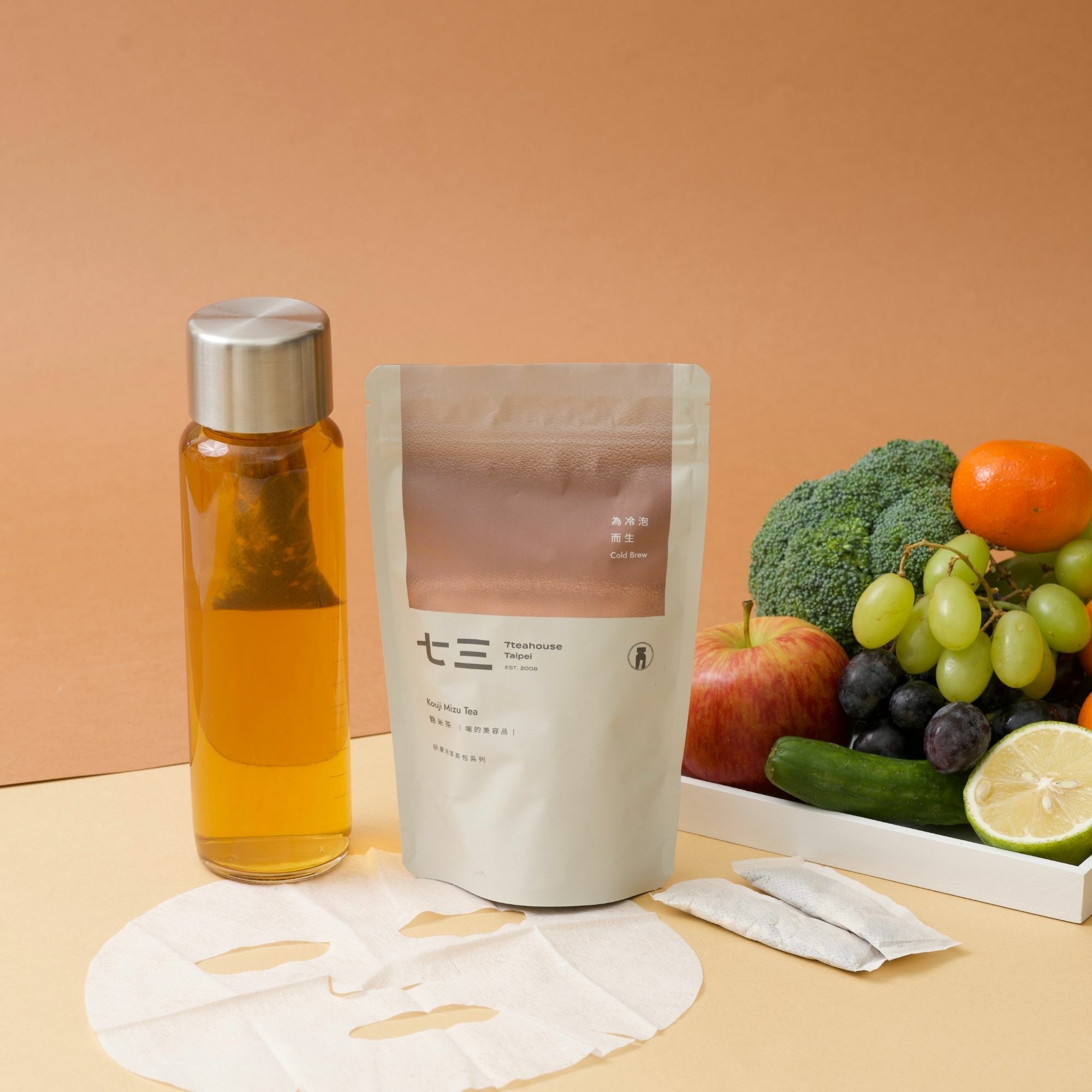 畫面裡,麴米茶研磨冷萃個人茶包冷泡,畫面裡還有新鮮水果與面膜,呈現喝的美容品的意象。
