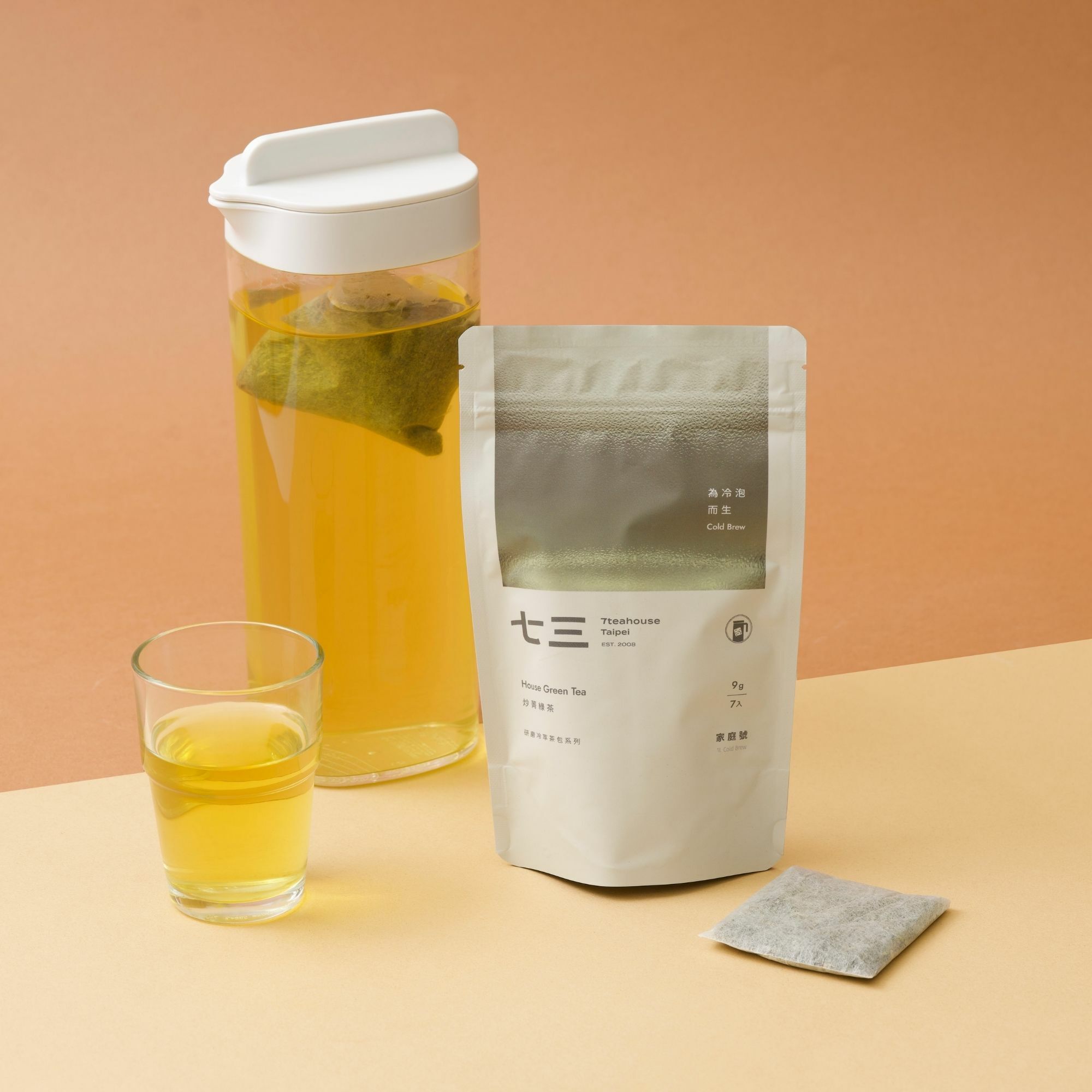 畫面裡,研磨冷萃茶包-炒菁綠茶,沖泡應用情境,可用1000ml壺進行大茶包冷泡茶