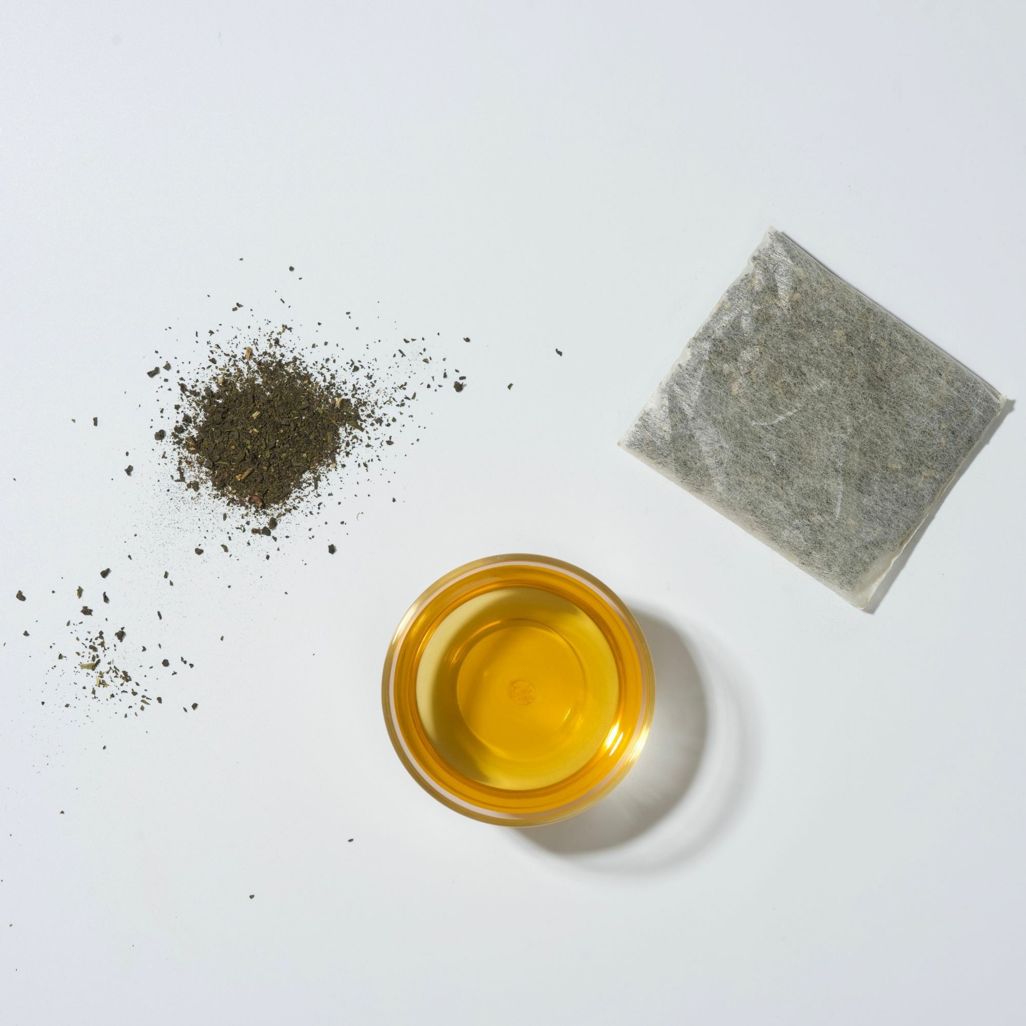 圖片內有半生熟烏龍茶葉，家庭號大茶包，黃橙色茶湯