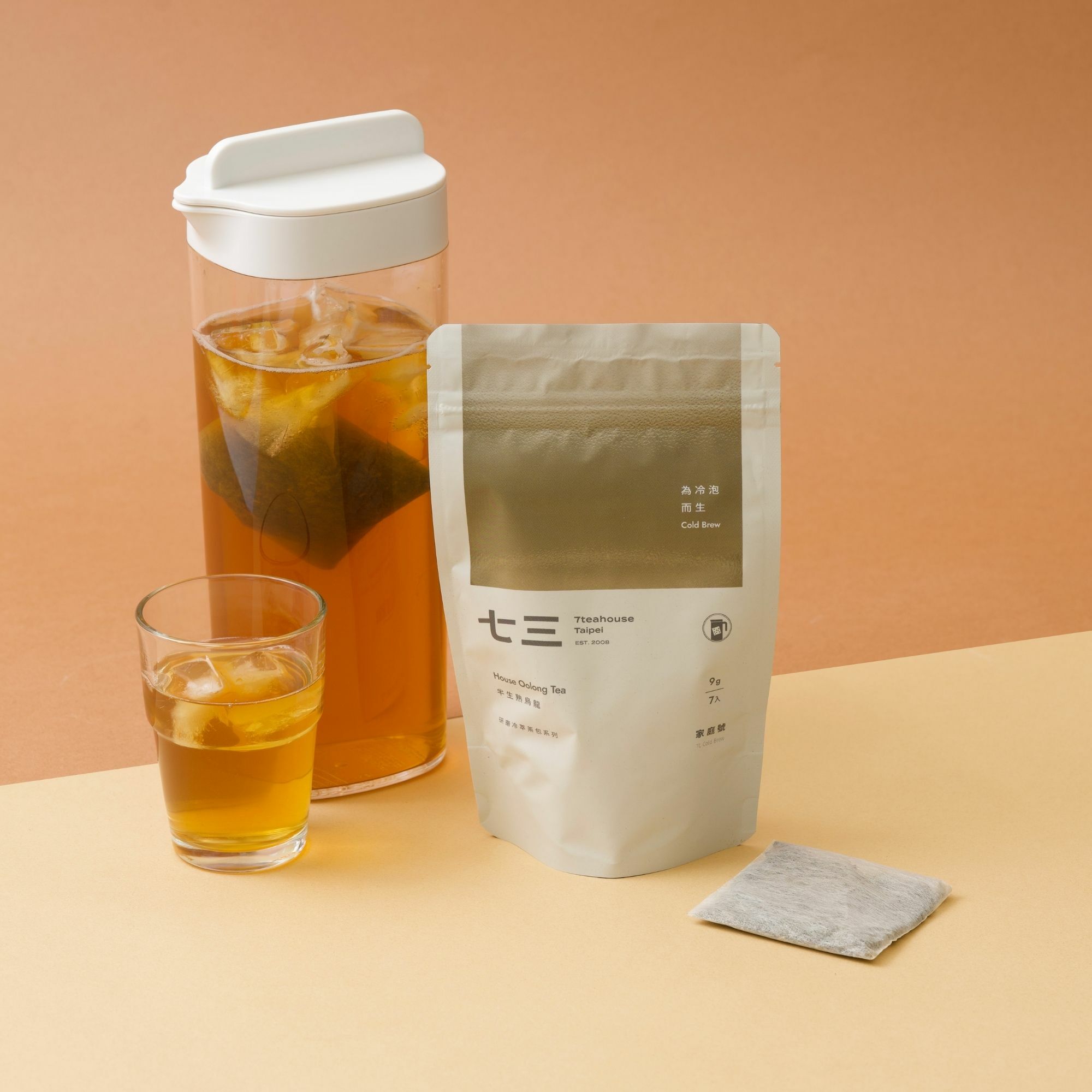 畫面裡，半生熟烏龍 研磨冷萃家庭號大茶包，使用情境應用，可以熱水沖泡加冰塊降溫飲用