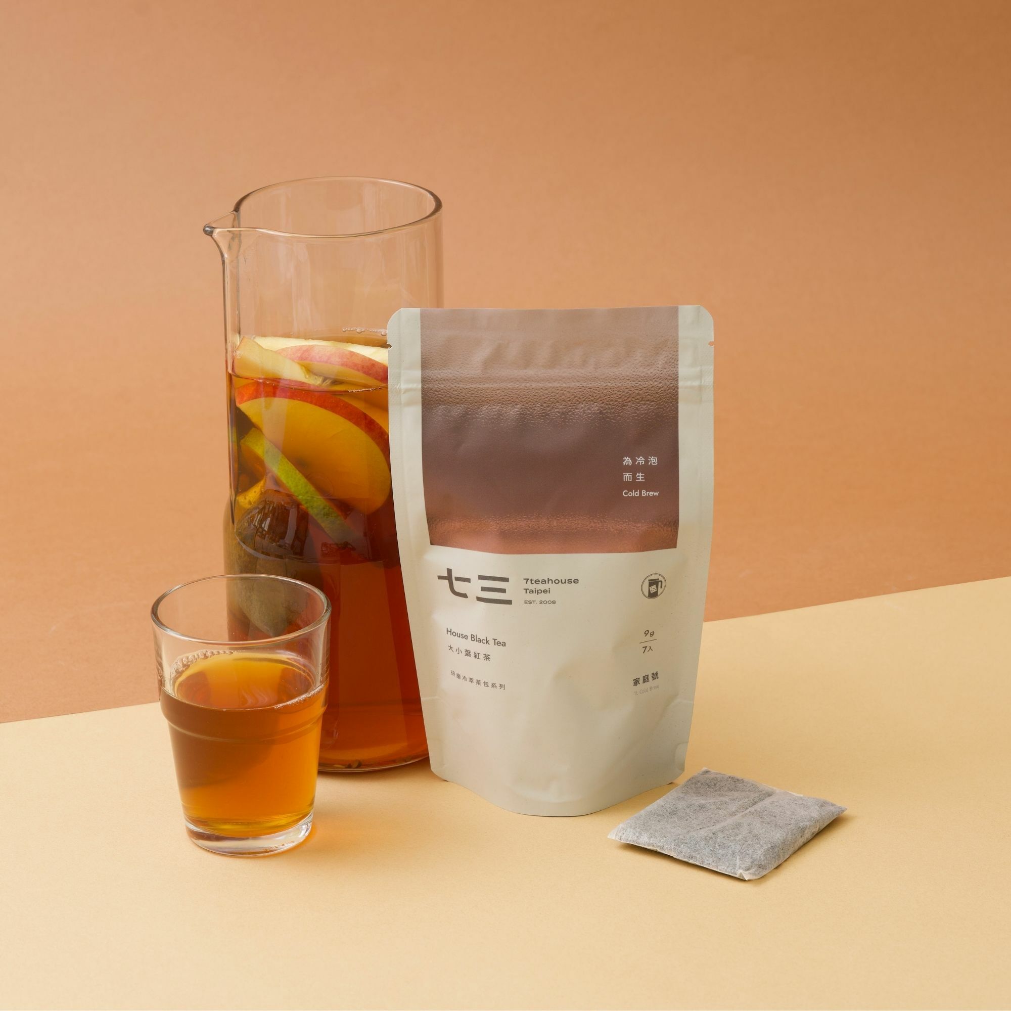 畫面裡,大小葉紅茶 研磨冷萃家庭號大茶包,使用情境應用,可以少許熱水沖泡加冰塊降溫與新鮮水果製作成水果茶飲用