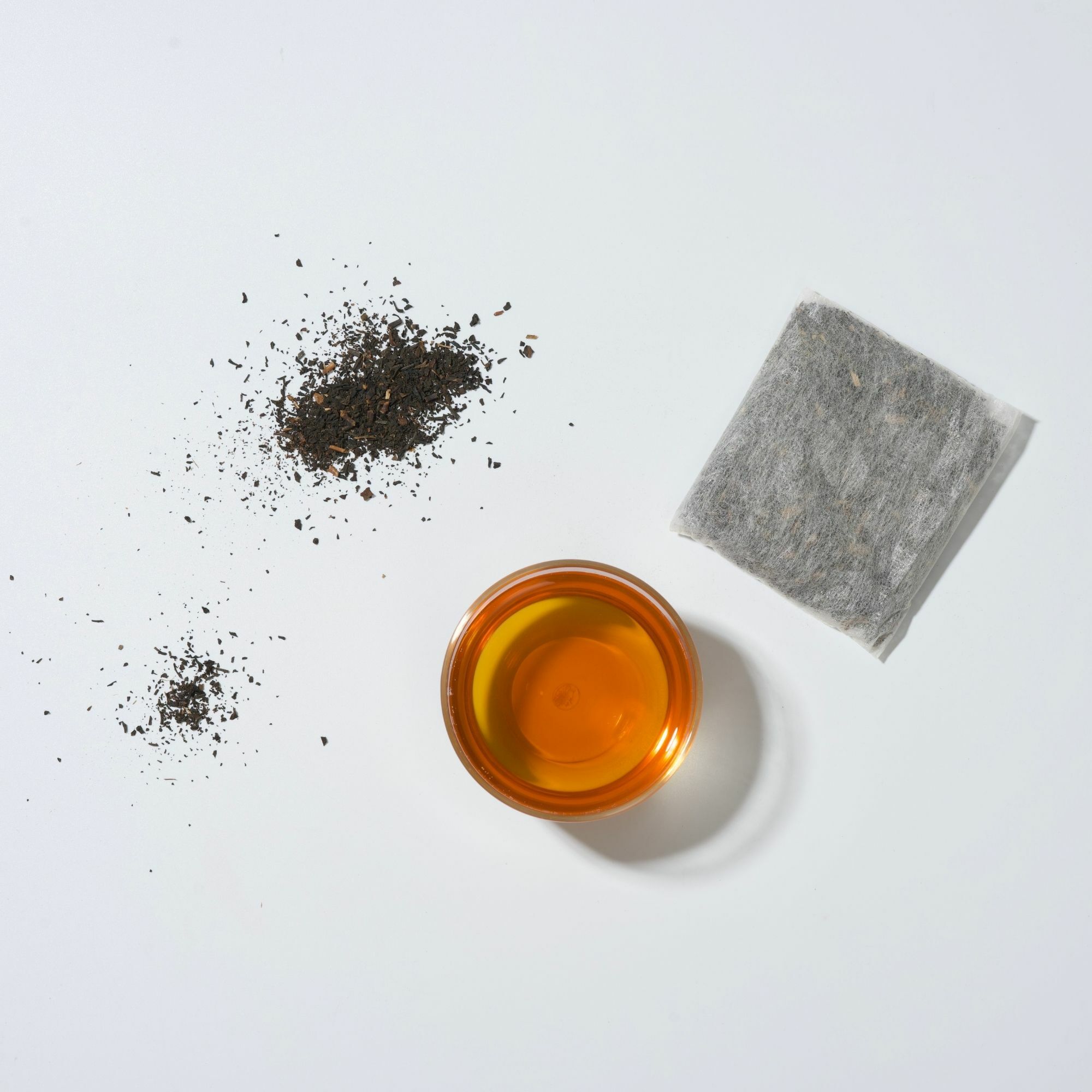 圖片內有大小葉紅茶茶葉,家庭號大茶包,紅色茶湯