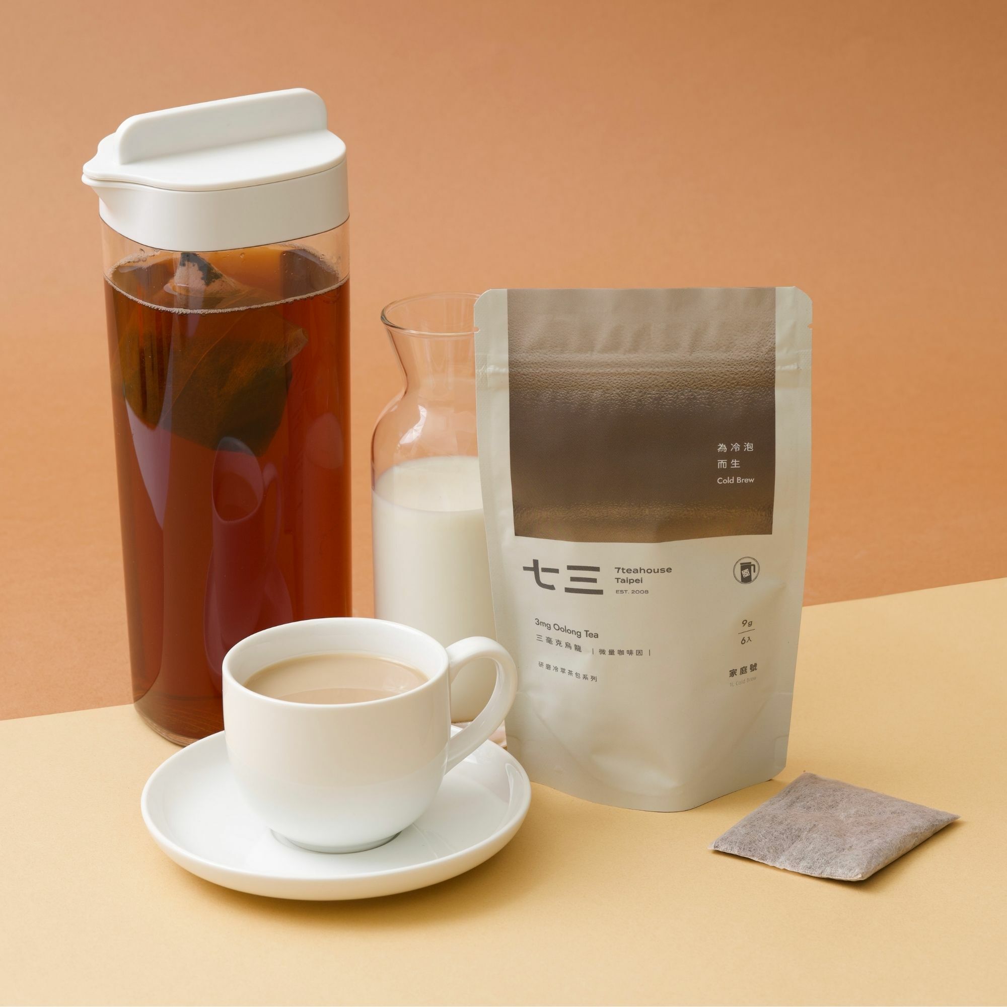 畫面裡,三毫克烏龍 研磨冷萃家庭號大茶包,使用情境應用,可以熱水沖泡加冰塊降溫並加入牛奶製作成鮮奶茶飲用