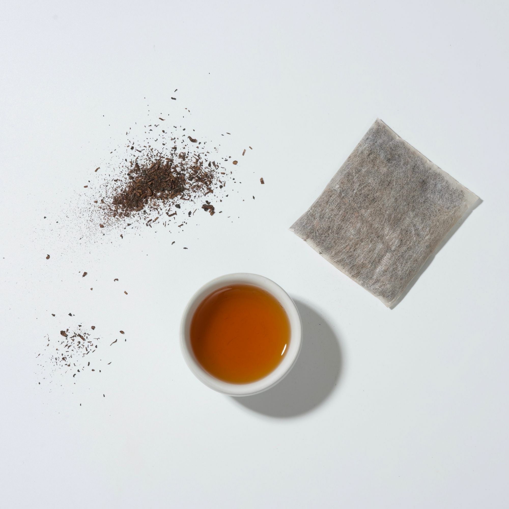 圖片內有三毫克烏龍茶葉,家庭號大茶包,深褐色茶湯