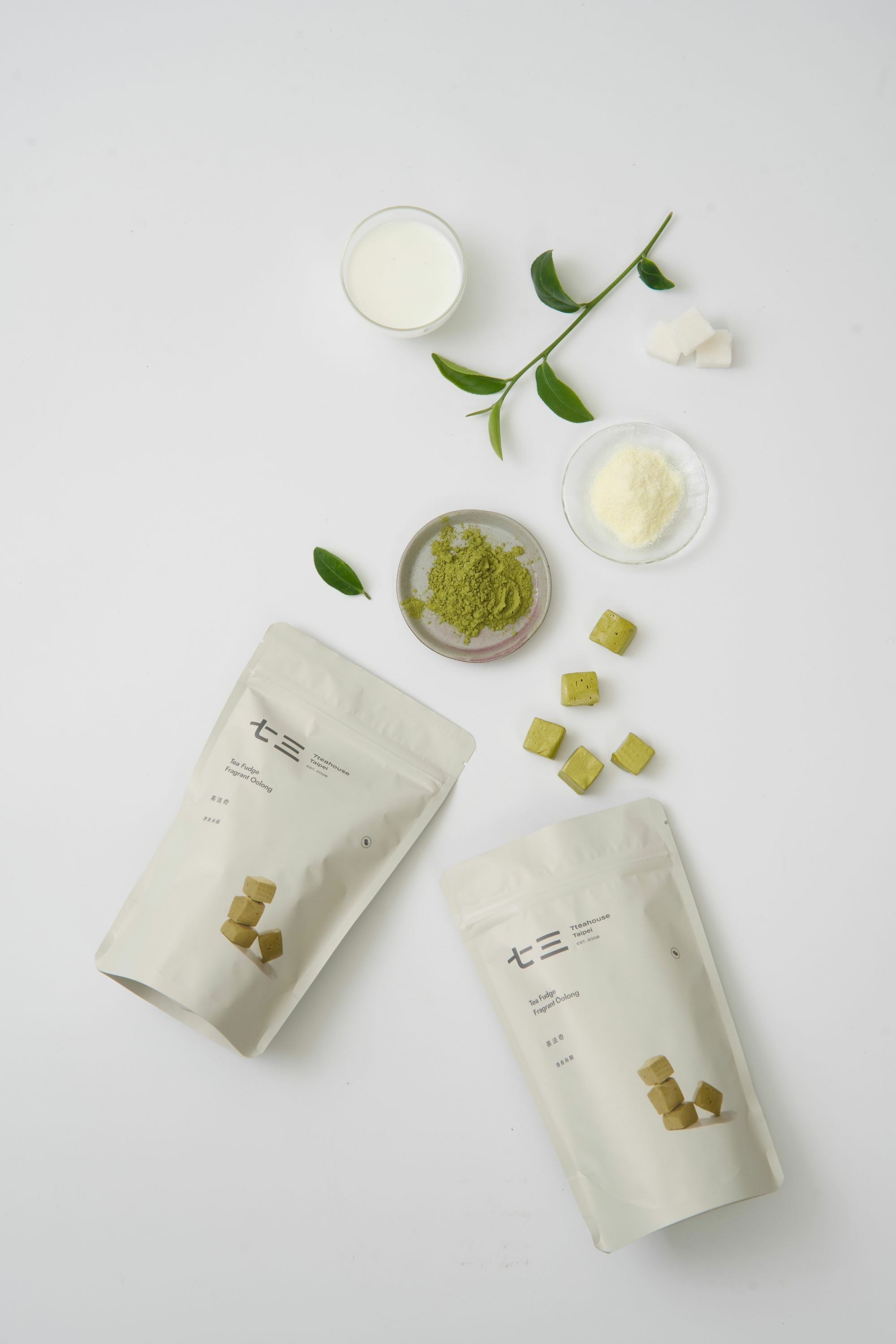 畫面裡,以實體 茶葉、砂糖、奶粉、清香烏龍茶粉、來呈現茶法奇-清香烏龍的內含成分。