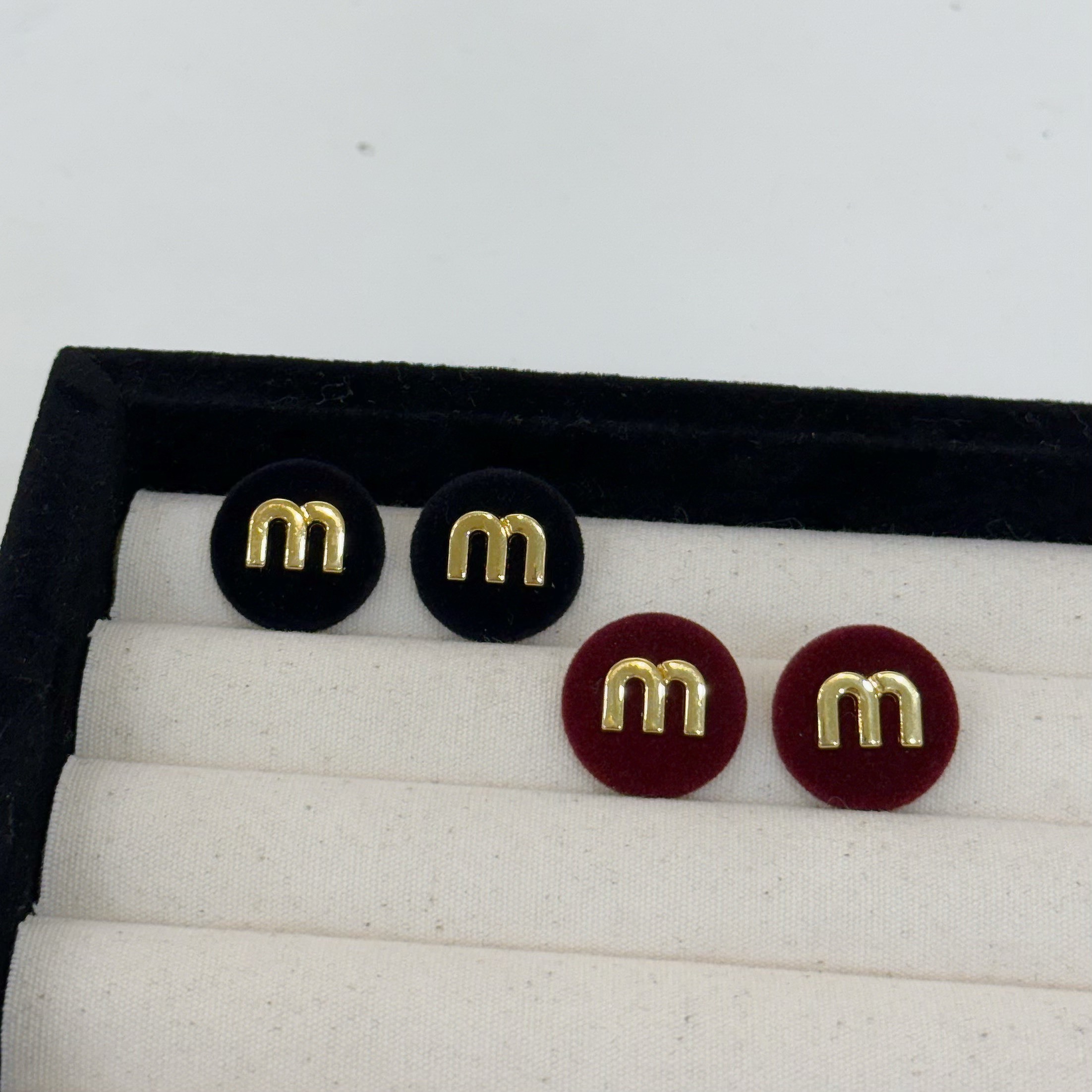 R26絨布字母M圓形耳針