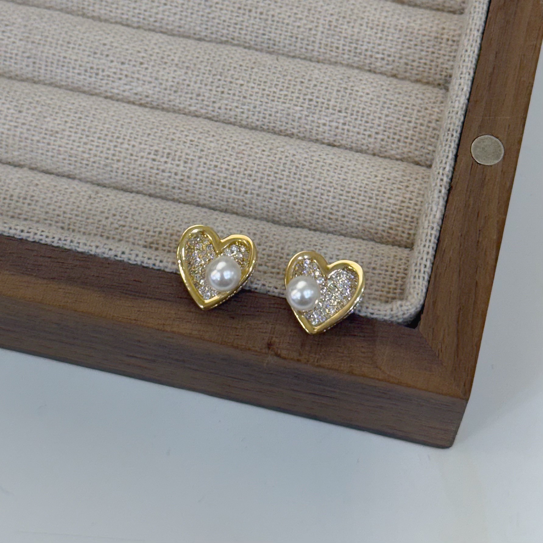 R06立體滿鑽金邊愛心珍珠耳針