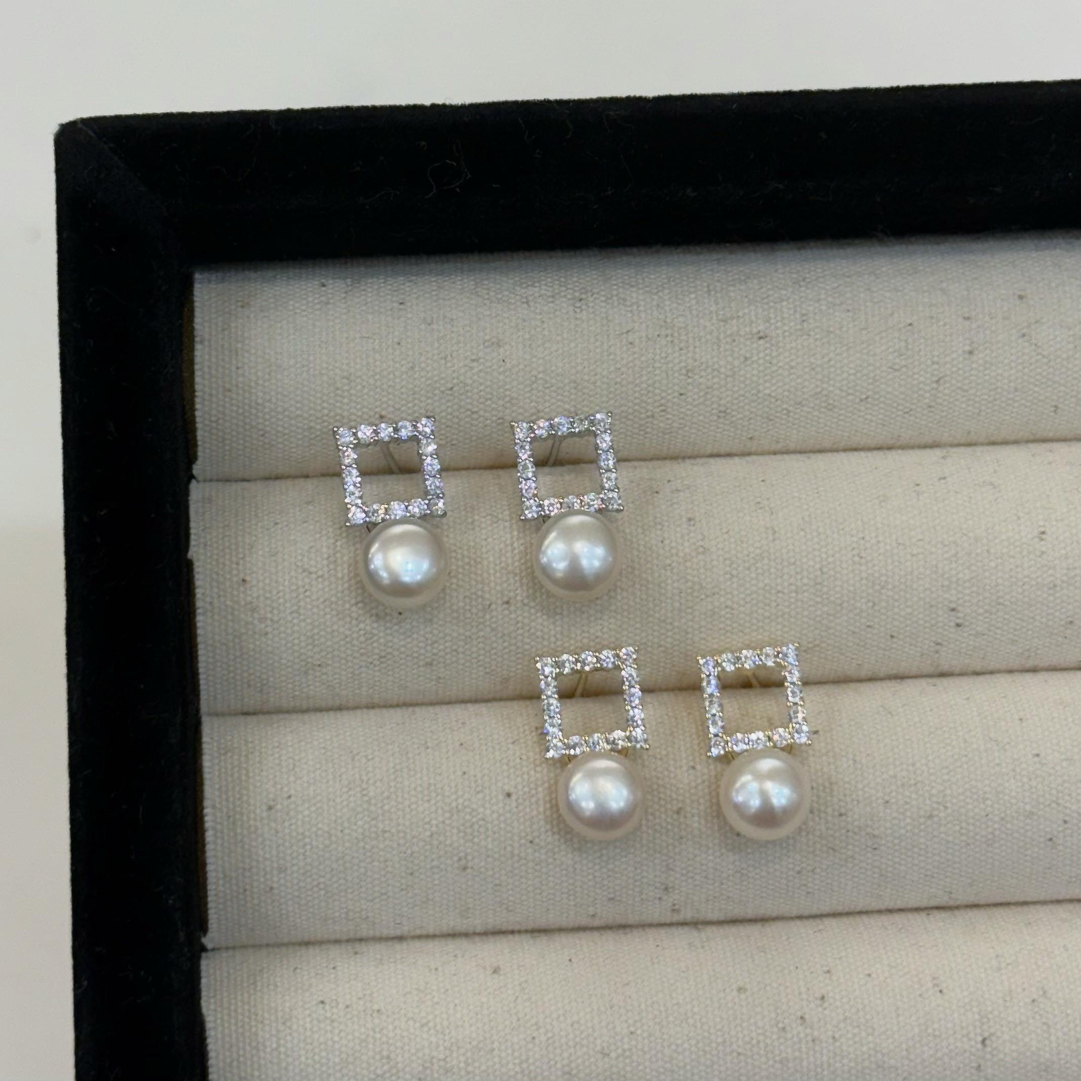 R04排鑽鏤空方形珍珠耳針