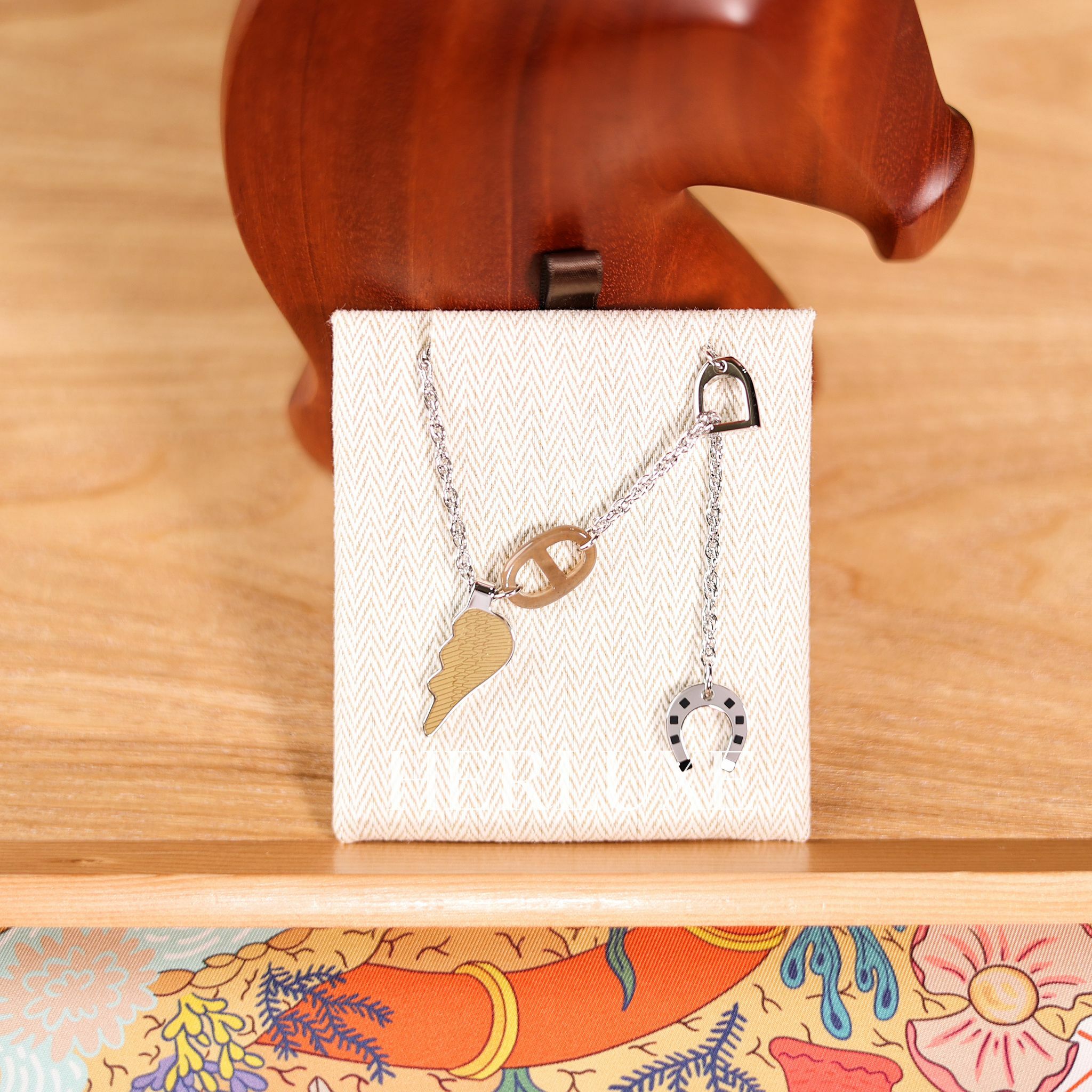 Bon voyage necklace noir/dore