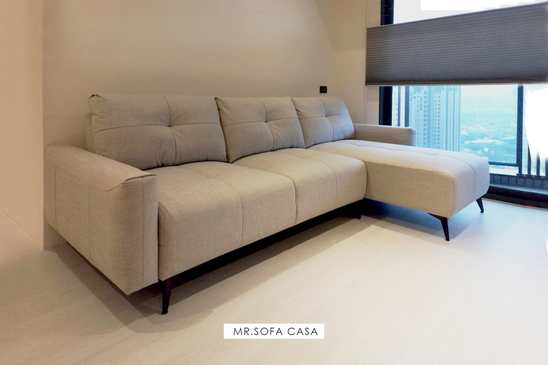 椅背向後移，輕鬆調整座位深度與使用面積，體驗慵懶貴妃生活。