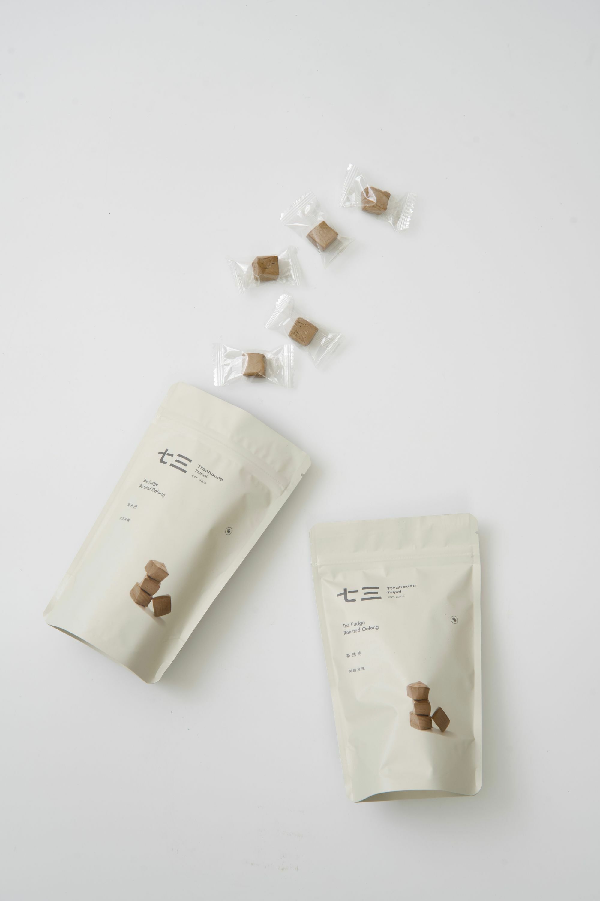 畫面裡，活潑的呈現獨立透明包裝的茶法奇-炭焙烏龍落入茶法奇炭焙烏龍商品裡的示意圖。