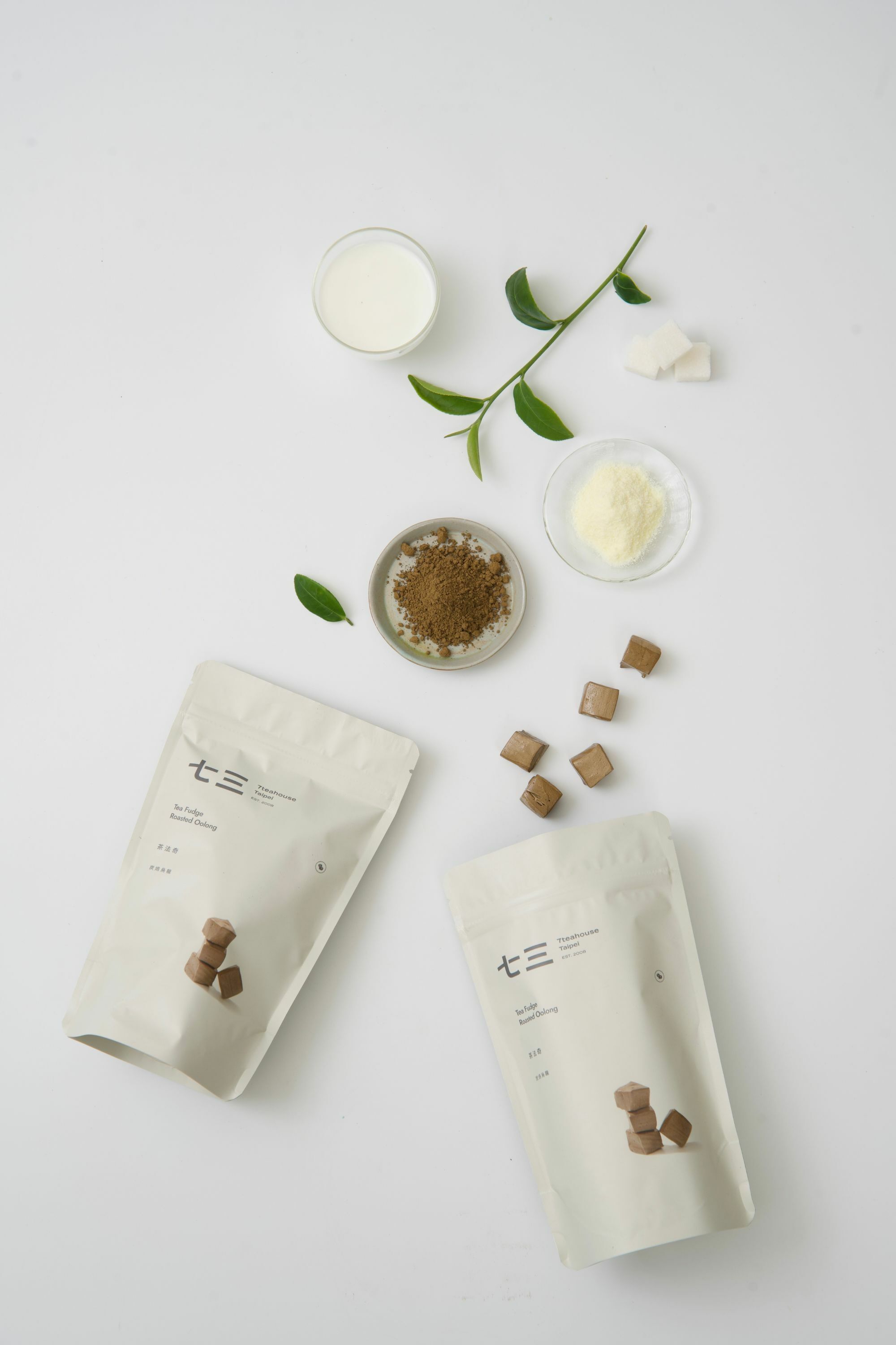 畫面裡，以實體 茶葉、砂糖、奶粉、炭焙烏龍茶粉、來呈現茶法奇-炭焙烏龍的內含成分。