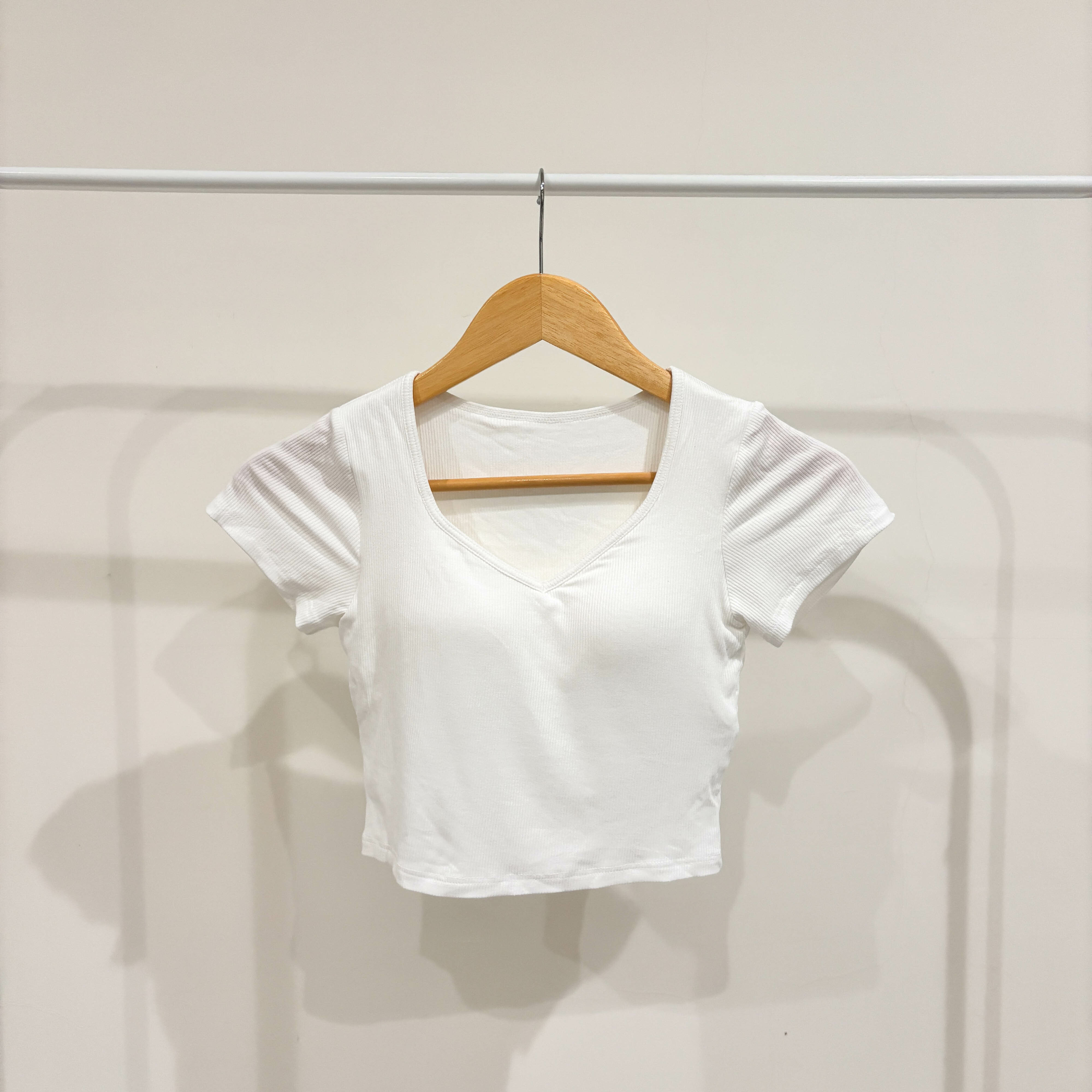 坑條V領短袖bra T（現貨）