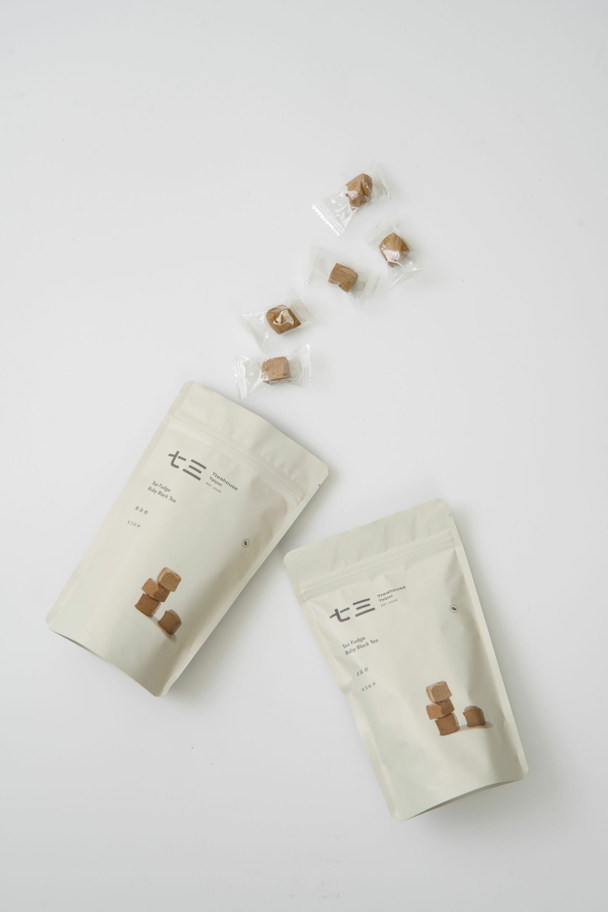 畫面裡,活潑的呈現獨立透明包裝的茶法奇-紅玉紅茶落入茶法奇紅玉紅茶商品裡的示意圖。