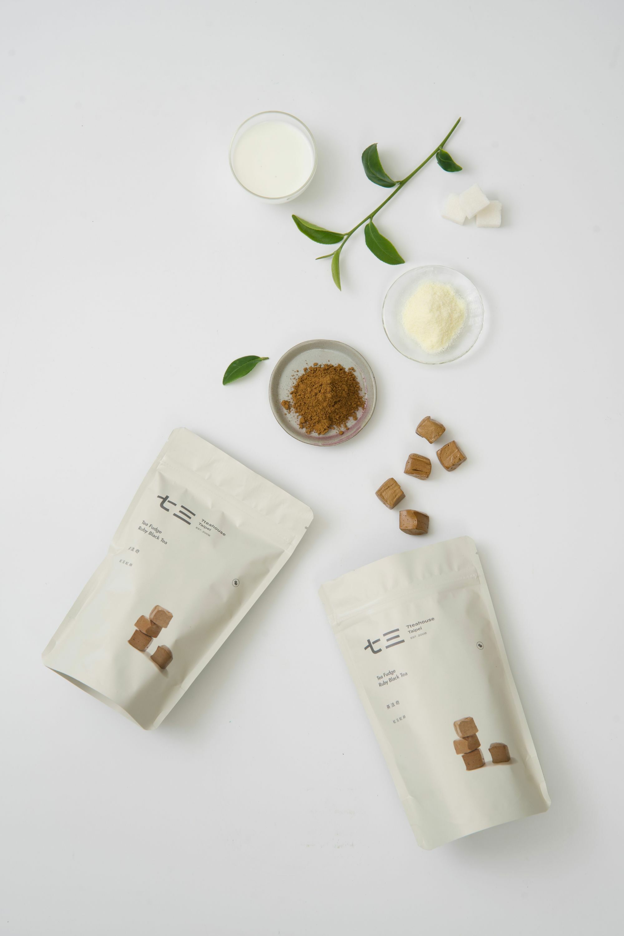 畫面裡,以實體 茶葉、砂糖、奶粉、紅玉紅茶茶粉、來呈現茶法奇-紅玉紅茶的內含成分。
