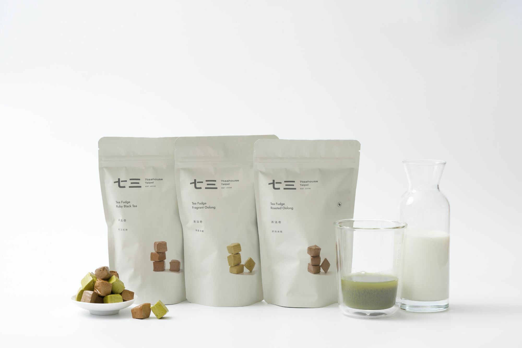 畫面裡,有茶法奇全系列,與茶湯、鮮奶、茶法奇本身,呈現品嘗的氛圍。