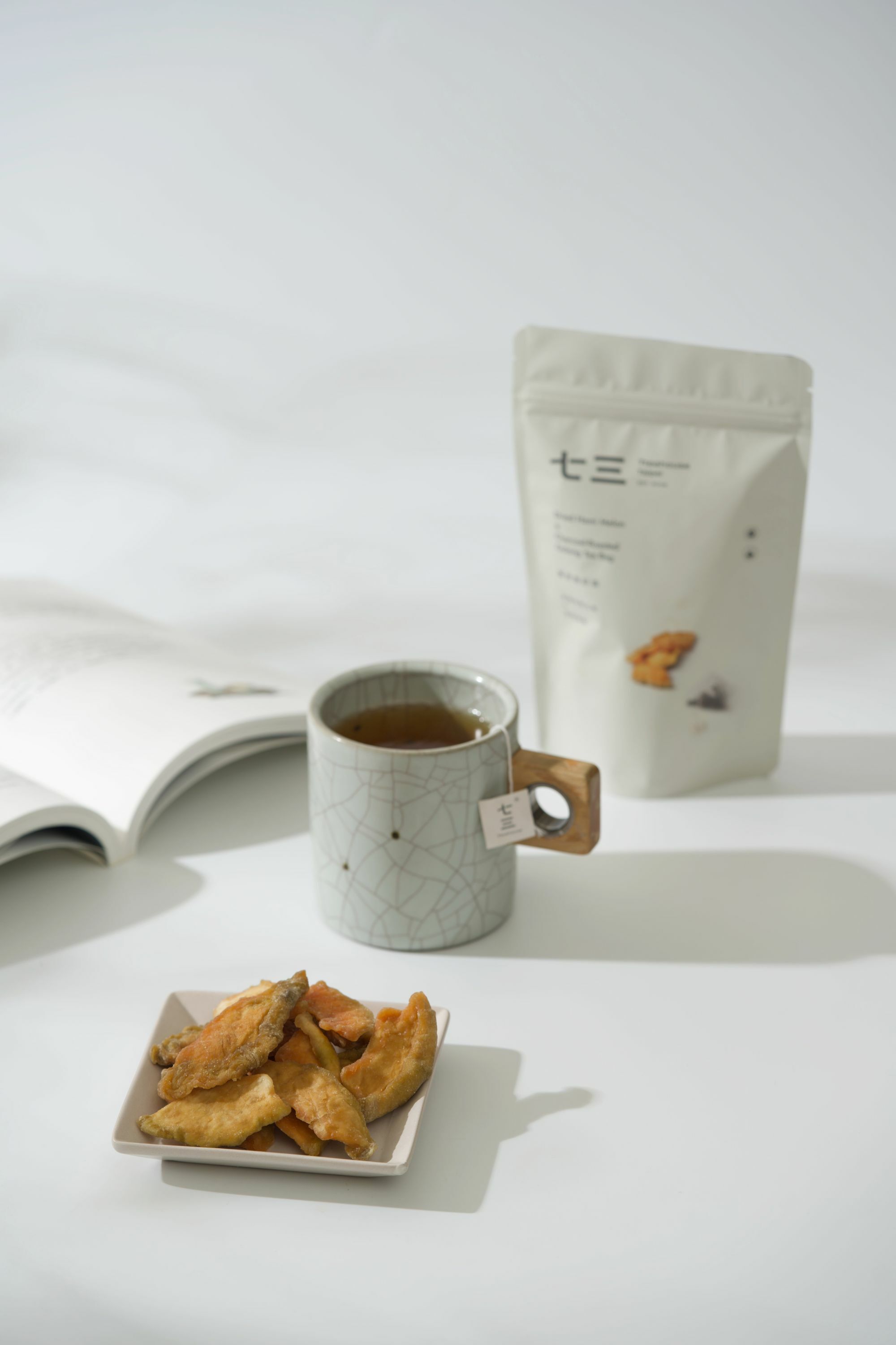 本搭配泡著炭焙烏龍的馬克杯與哈密瓜乾和果然是好茶－高雄哈密瓜乾 ＆ 炭焙烏龍商品呈現的午茶時光氛圍。