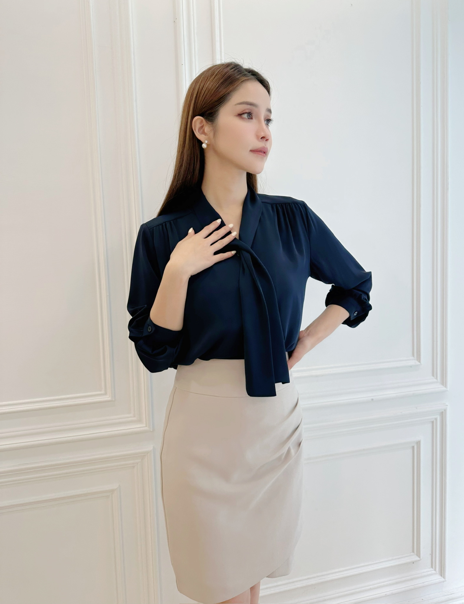 (JS自訂)絲滑領巾上衣-夜光藍