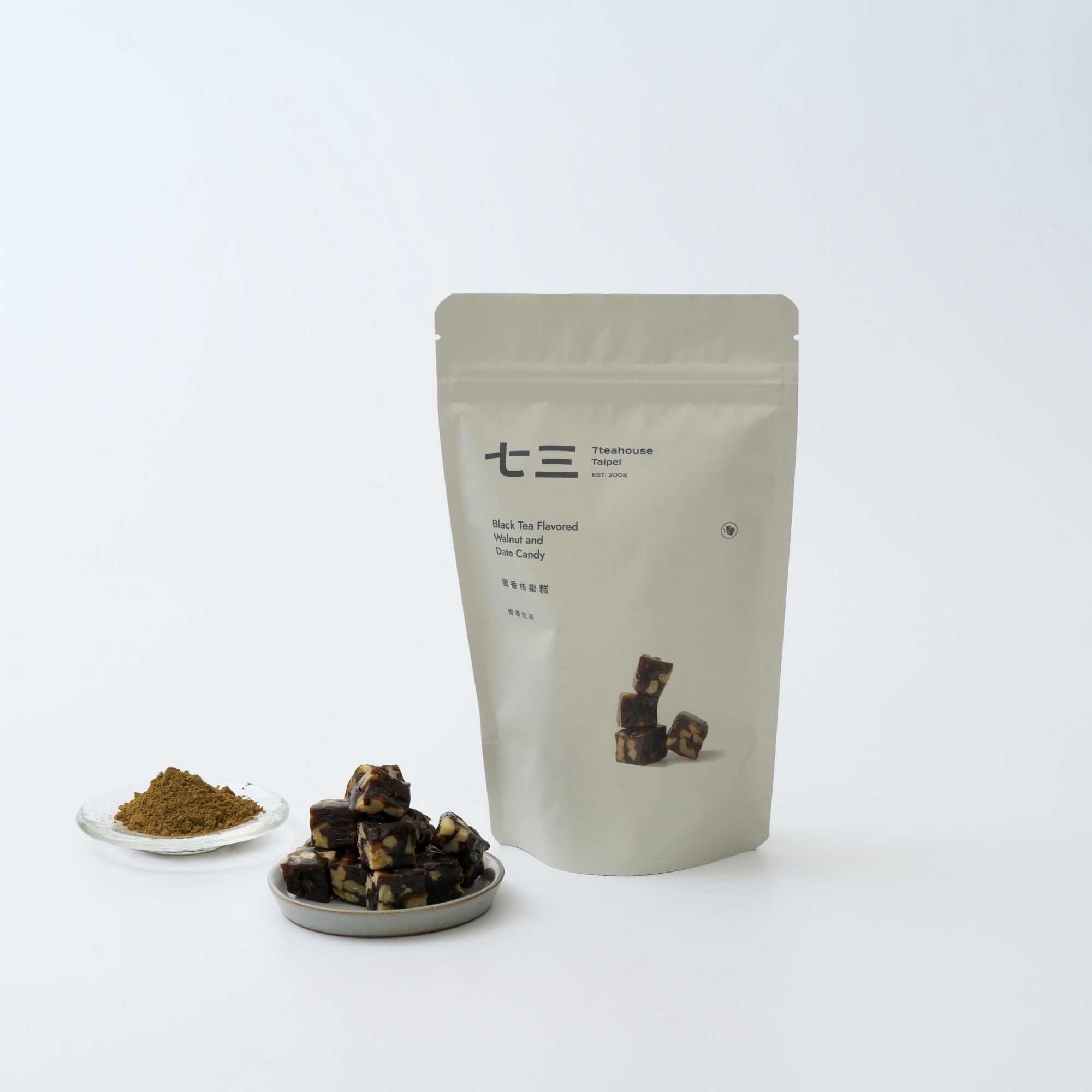 畫面裡,有一疊蜜香紅茶茶粉、蜜香核棗糕與蜜香核棗糕-蜜香紅茶商品 夾鏈袋。