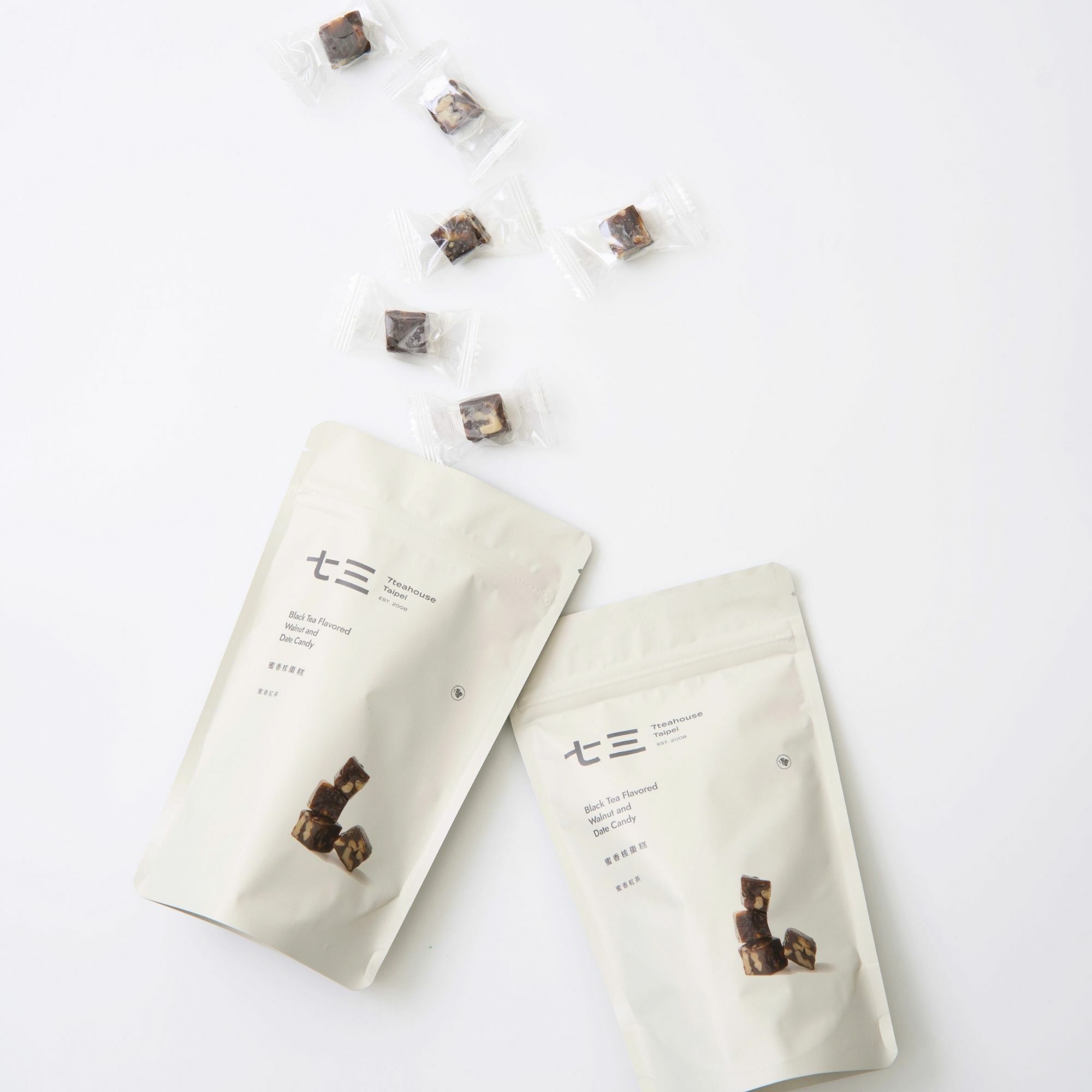 畫面裡,活潑的呈現透明獨立包裝的蜜香核棗糕,放入蜜香核棗糕-蜜香紅茶商品裡的示意圖。