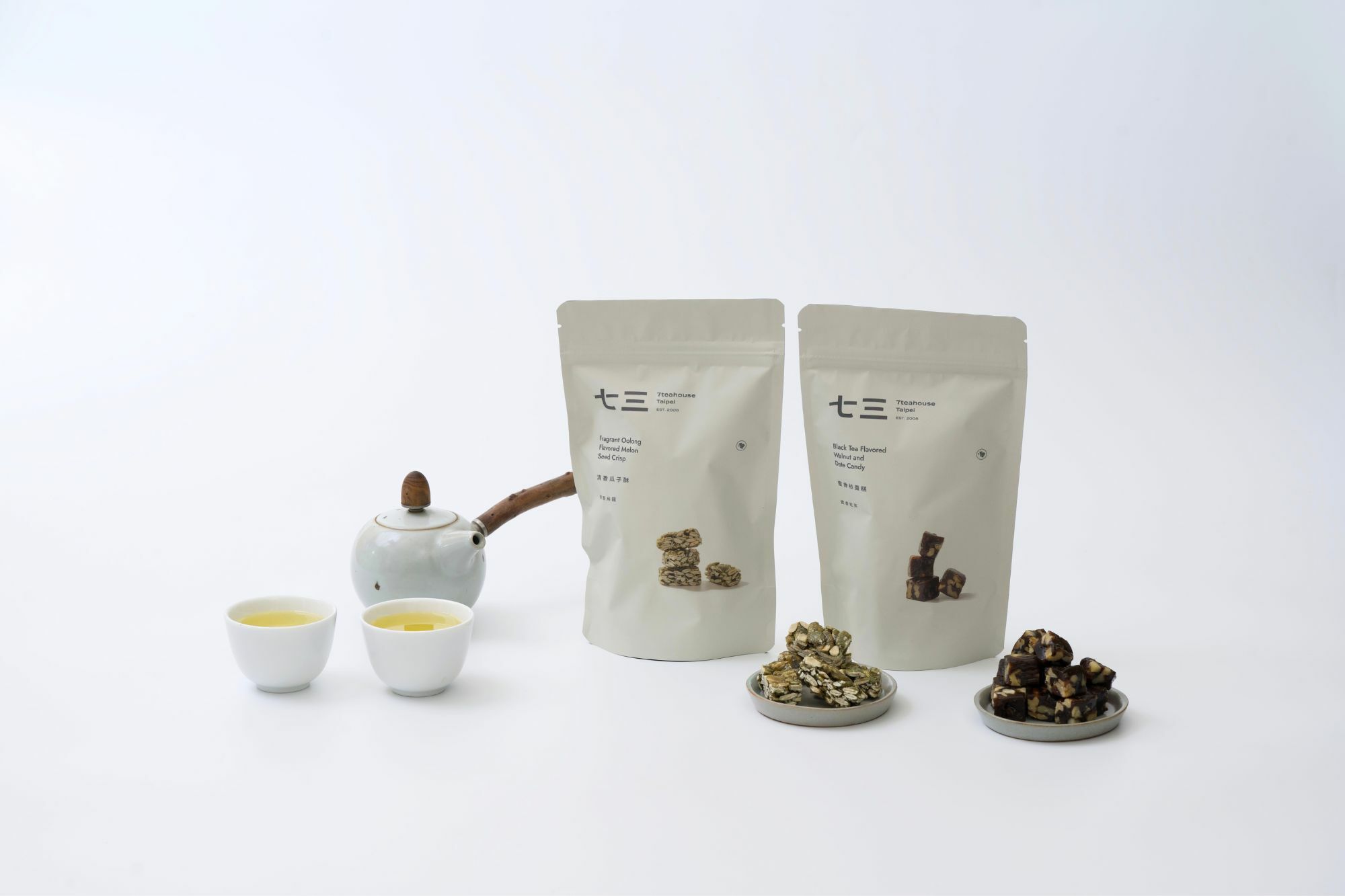 畫面裡,有著清香瓜子酥、蜜香核棗糕搭配兩只注入清澈茶湯的茶杯一只功夫壺,清香瓜子酥-清香烏龍商品與蜜香核棗糕-蜜香紅茶商品所呈現的氛圍。